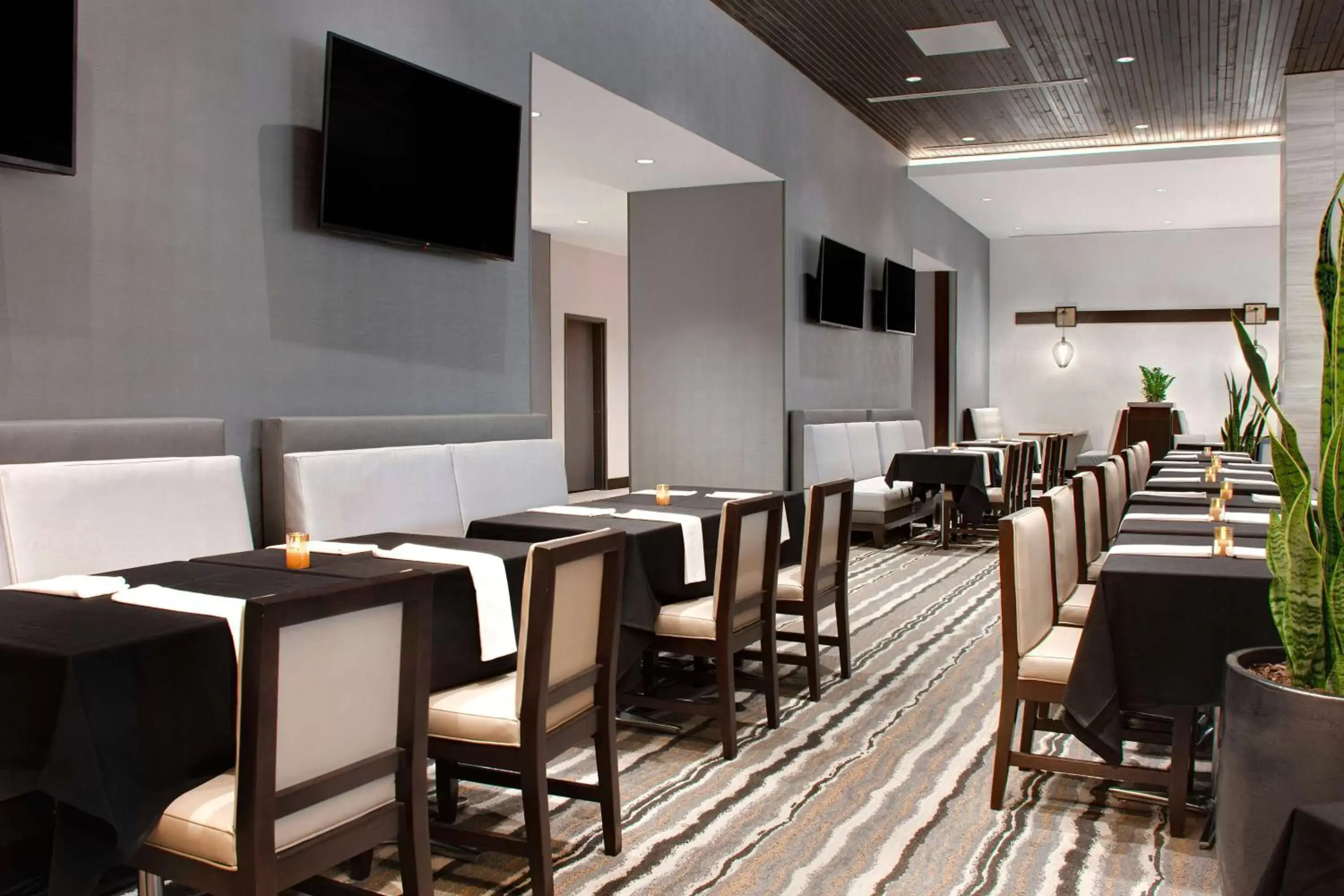 Restaurant/places to eat in Embassy Suites By Hilton Alpharetta Halcyon Restaurant/places to eat in Embassy Suites By Hilton Alpharetta Halcyon