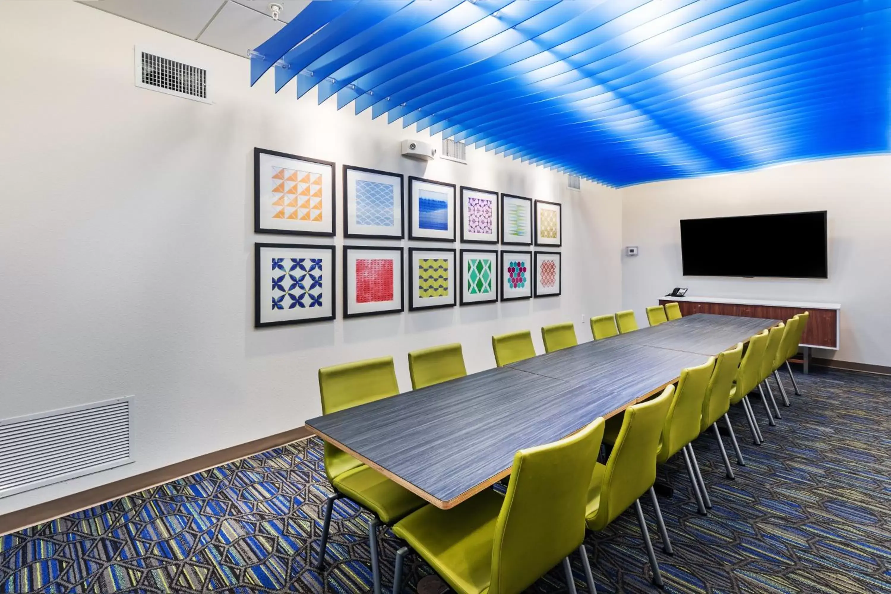 Meeting/conference room in Holiday Inn Express & Suites Junction, an IHG Hotel
