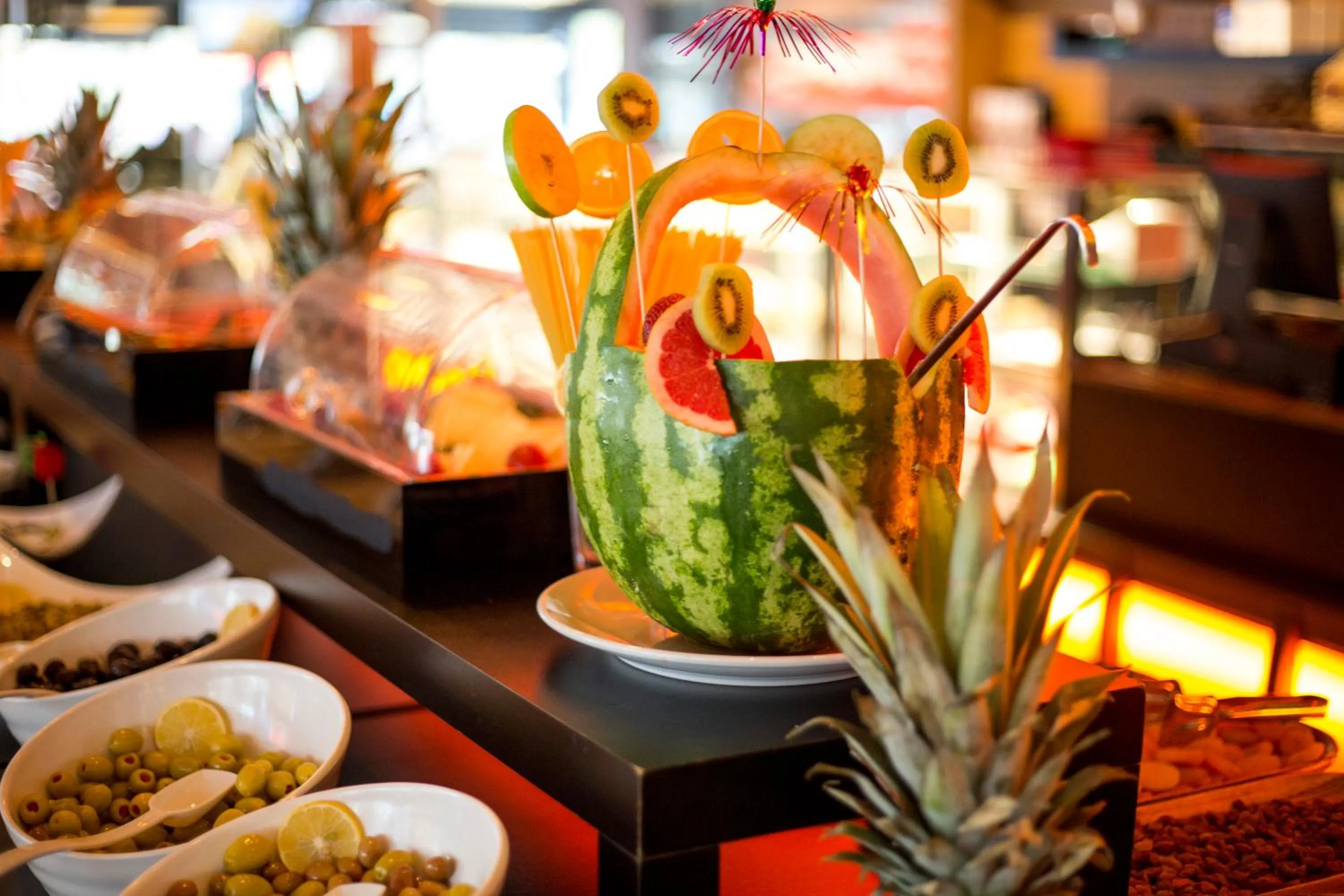 Restaurant/places to eat in Mard-inn Hotel