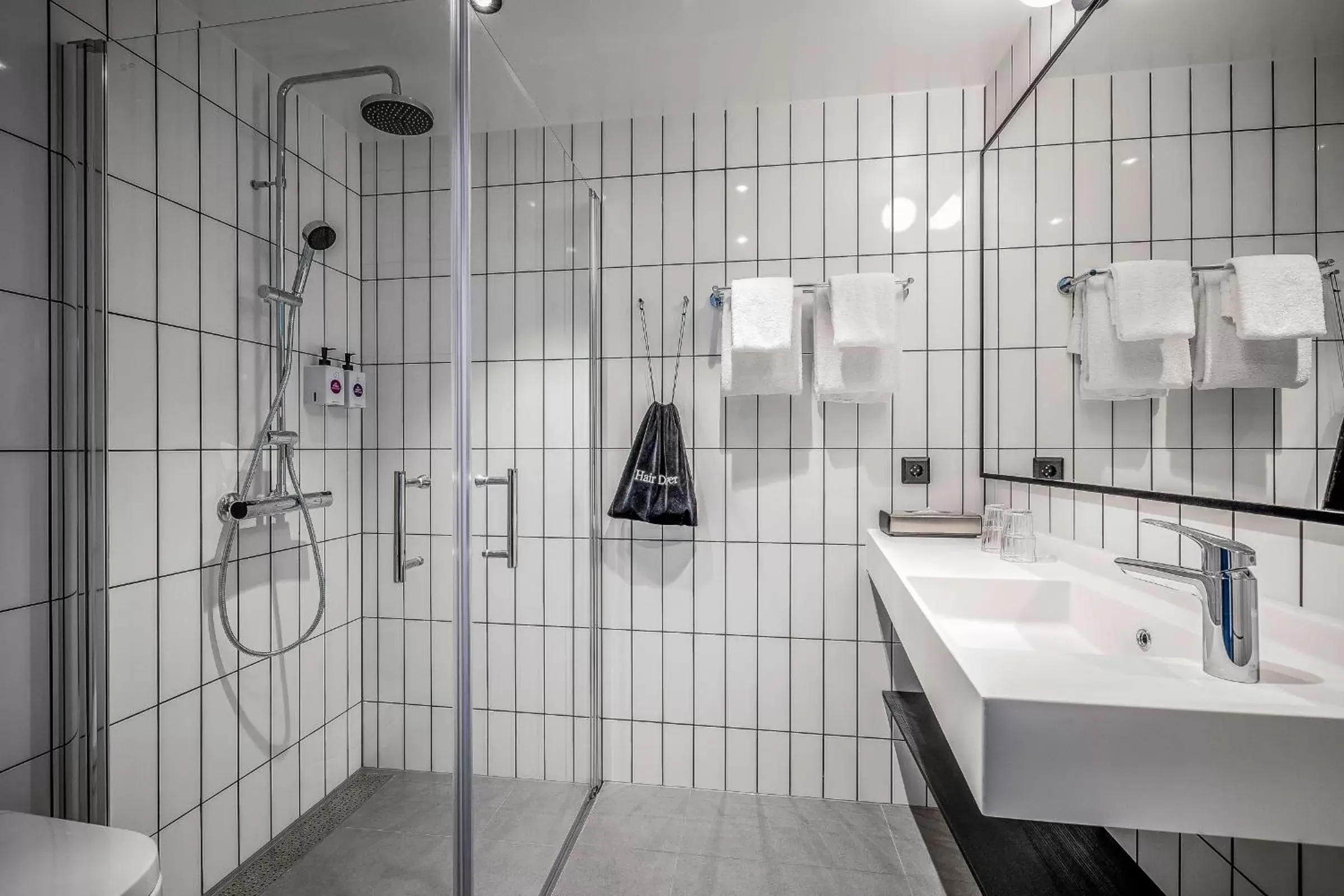 Shower, Bathroom in Quality Hotel Waterfront