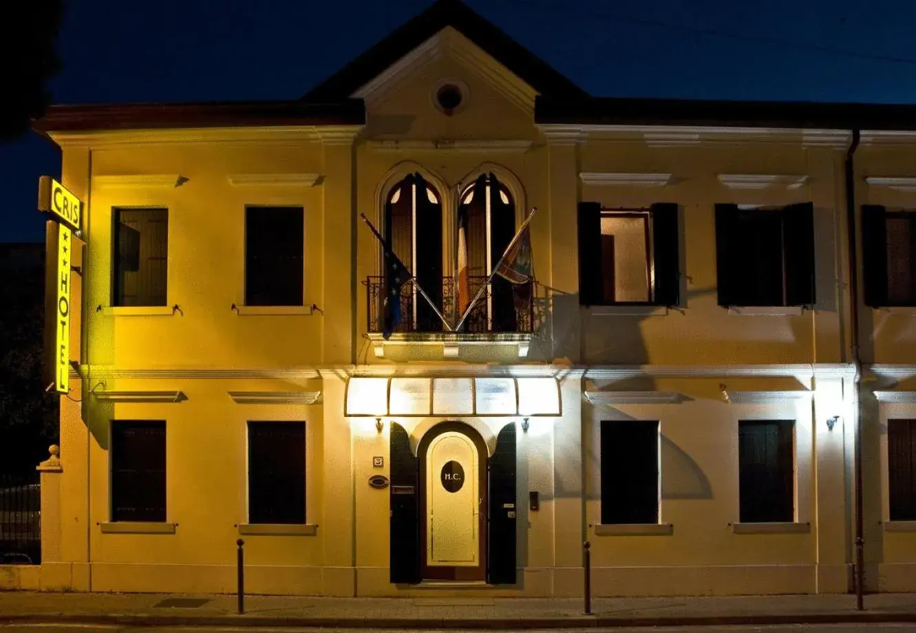 Facade/entrance, Property Building in Hotel Cris