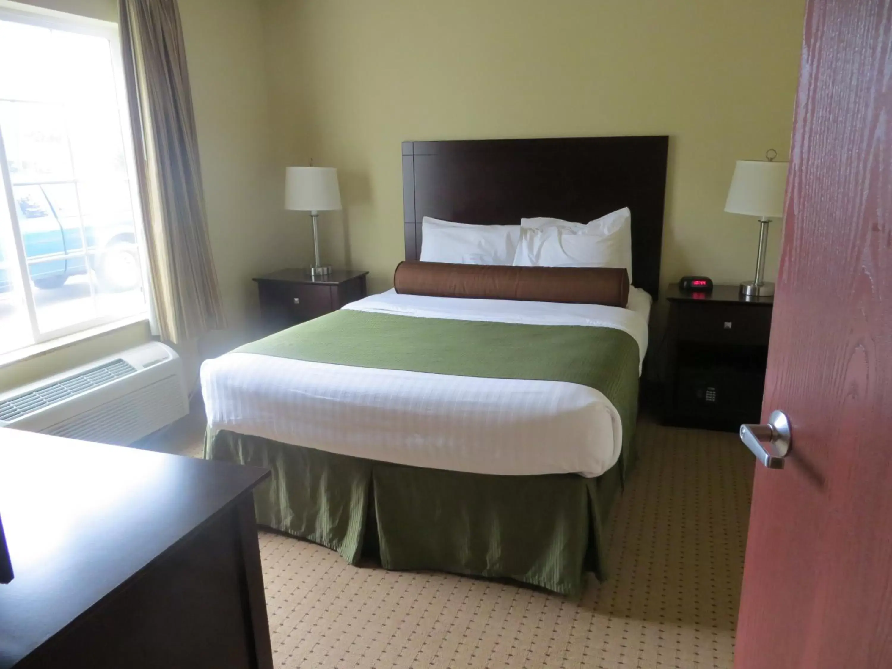Photo of the whole room, Bed in Cobblestone Inn & Suites - Brillion