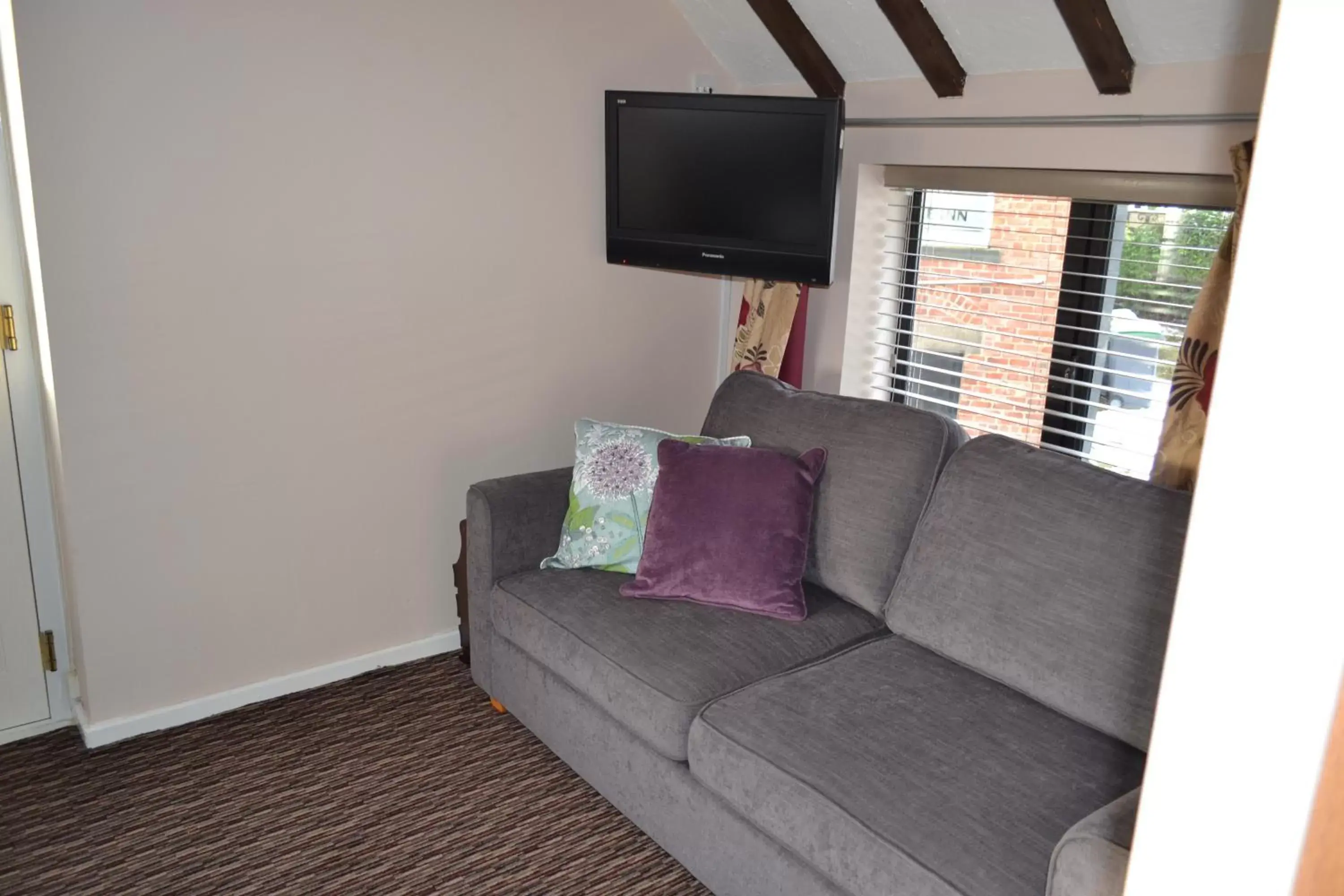 Living room, TV/Entertainment Center in Oak Tree Inn