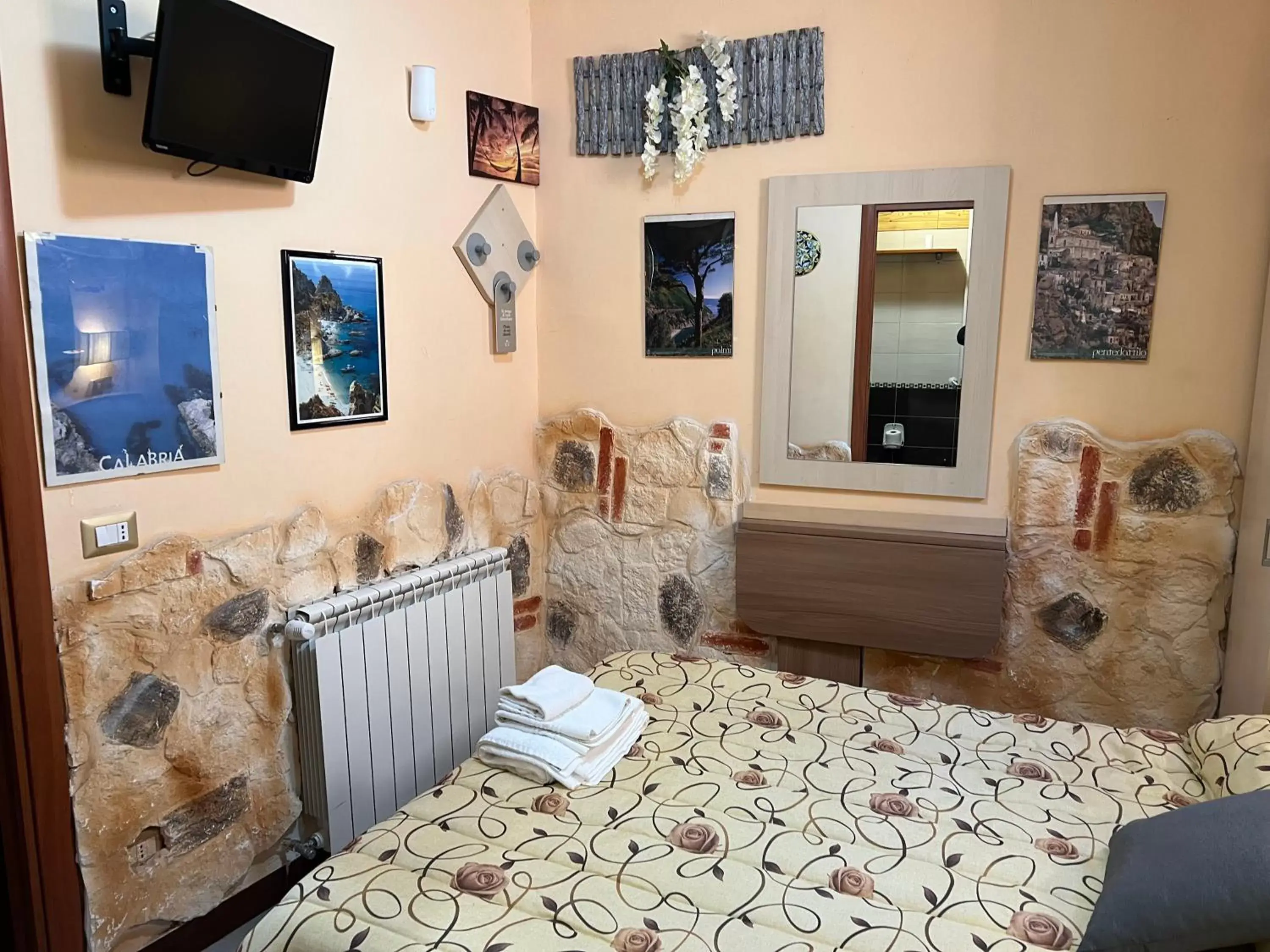 Photo of the whole room in Golden Dreams Reggio Calabria