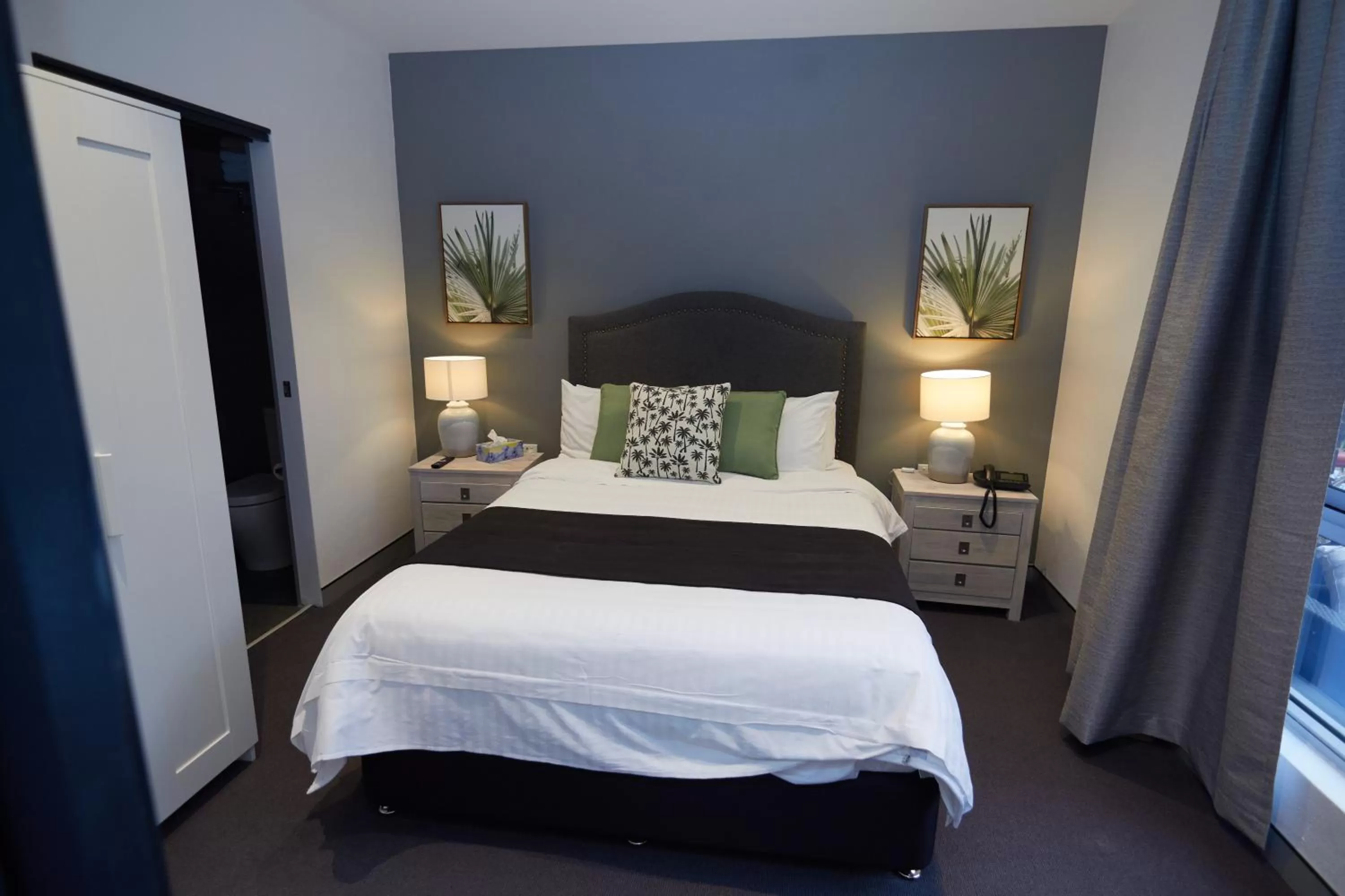 Bed in Mariners Court Hotel Sydney