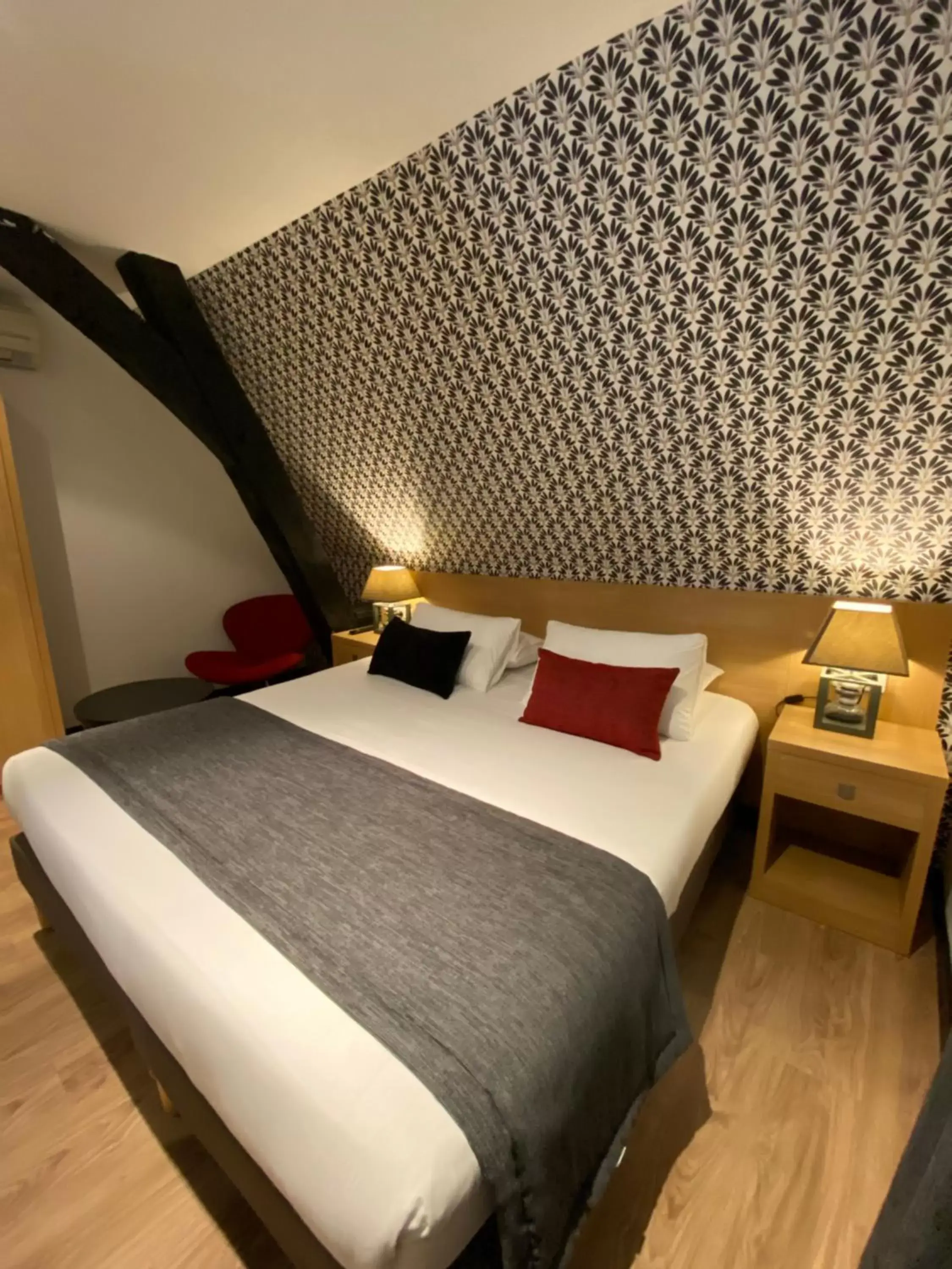 Bedroom, Bed in Kyriad Chalon-Sur-Saone Centre