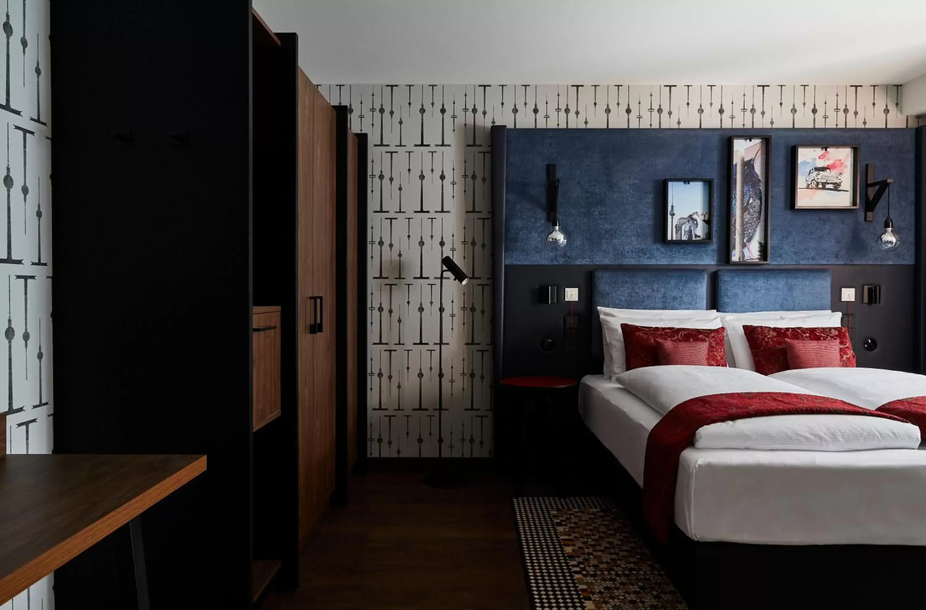 Photo of the whole room, Bed in Hotel Indigo Berlin - East Side Gallery