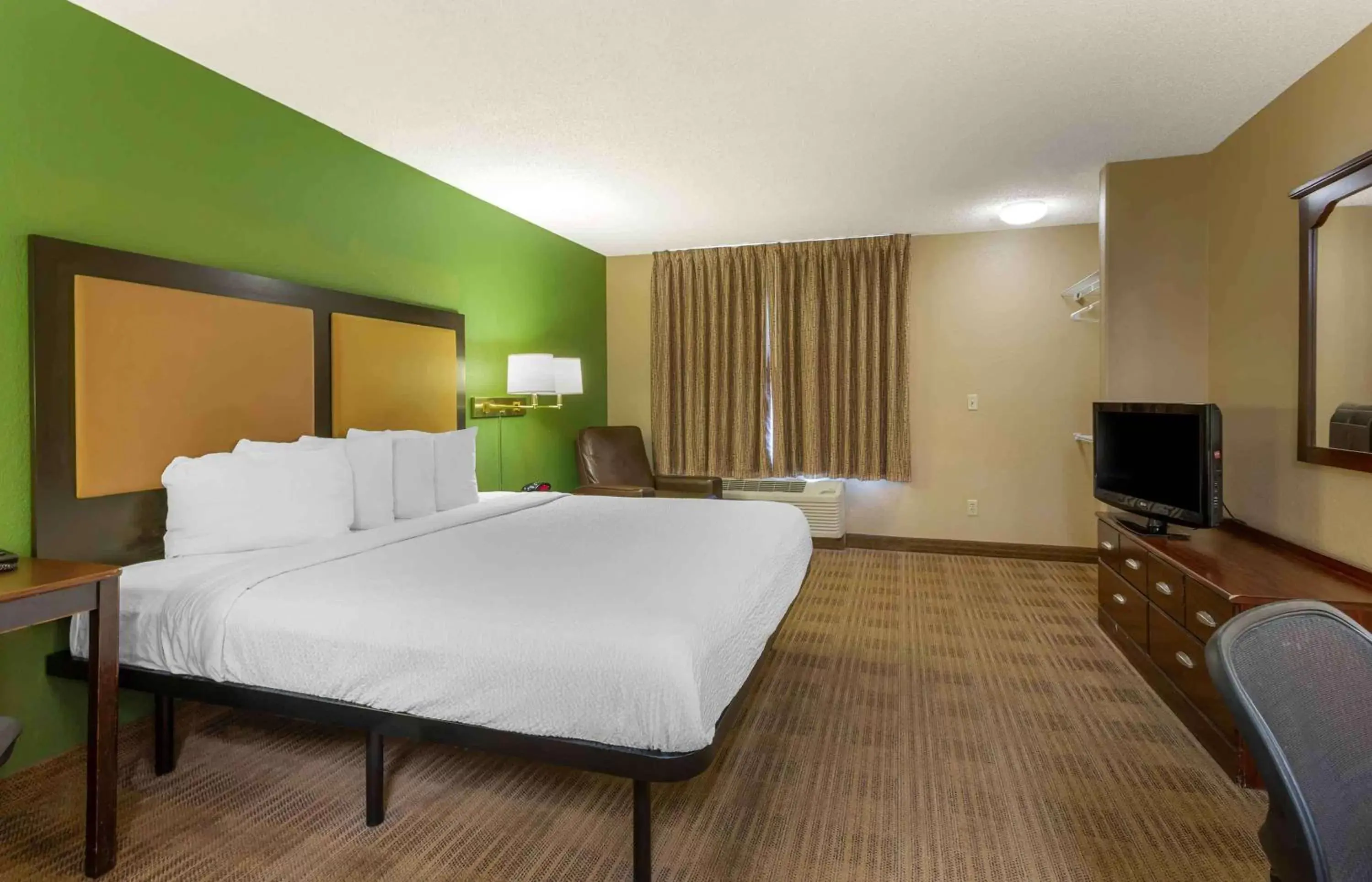 Bedroom, Bed in Extended Stay America Suites - Salt Lake City - Sandy