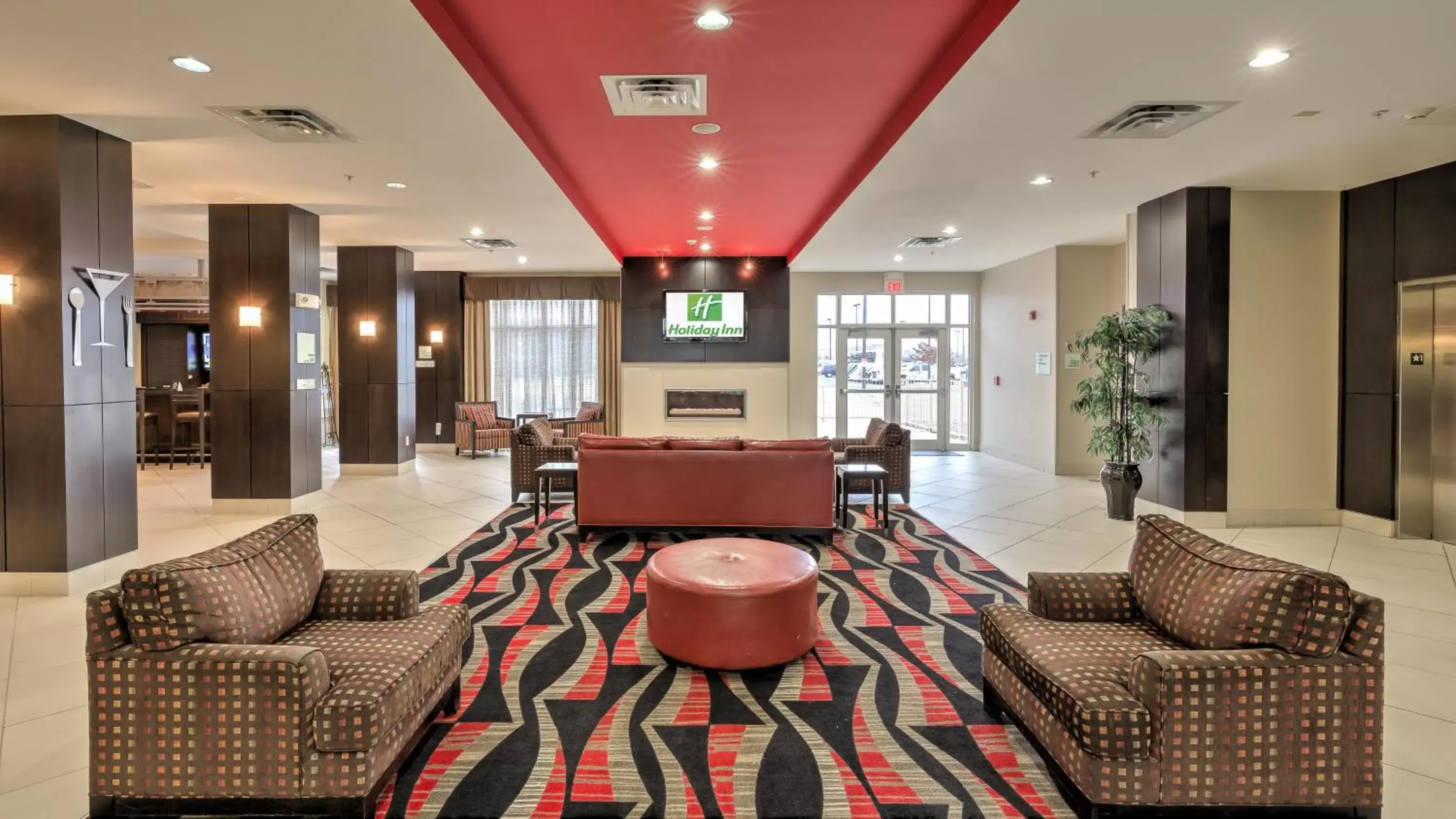 Lobby or reception, Lounge/Bar in Holiday Inn North Quail Springs, an IHG Hotel