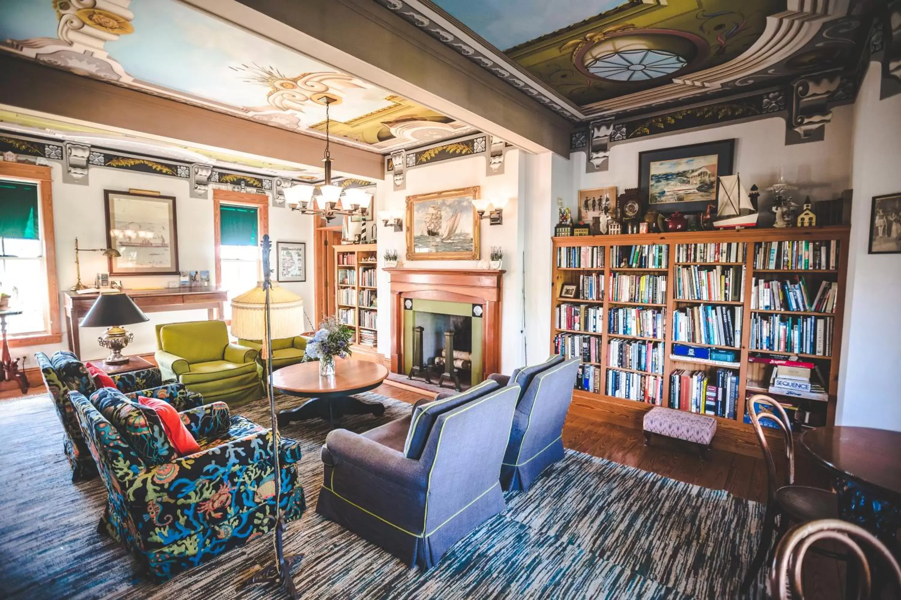Living room, Library in Roanoke Island Inn