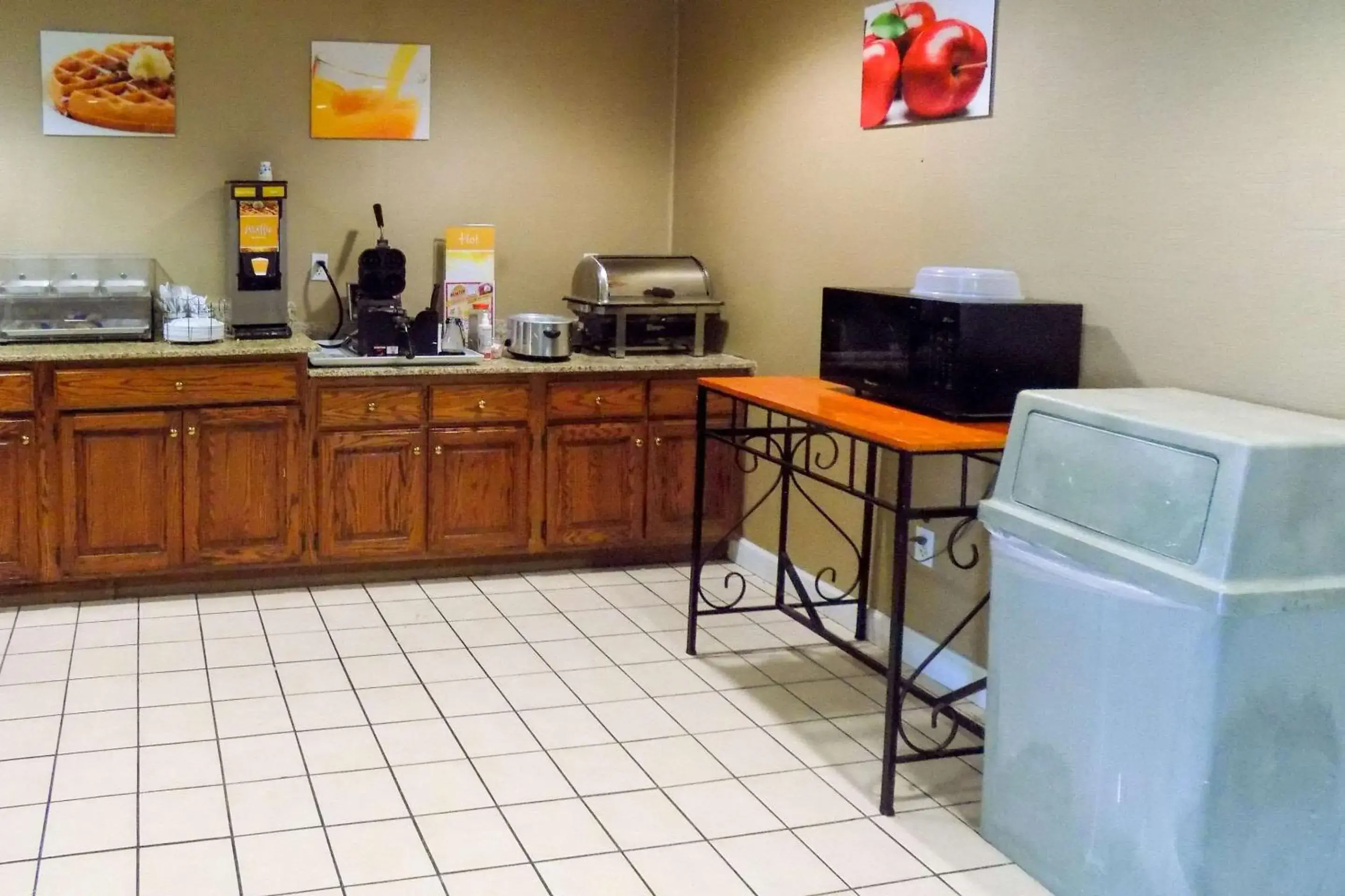 Breakfast, Kitchen/Kitchenette in Quality Inn Kingdom City, MO