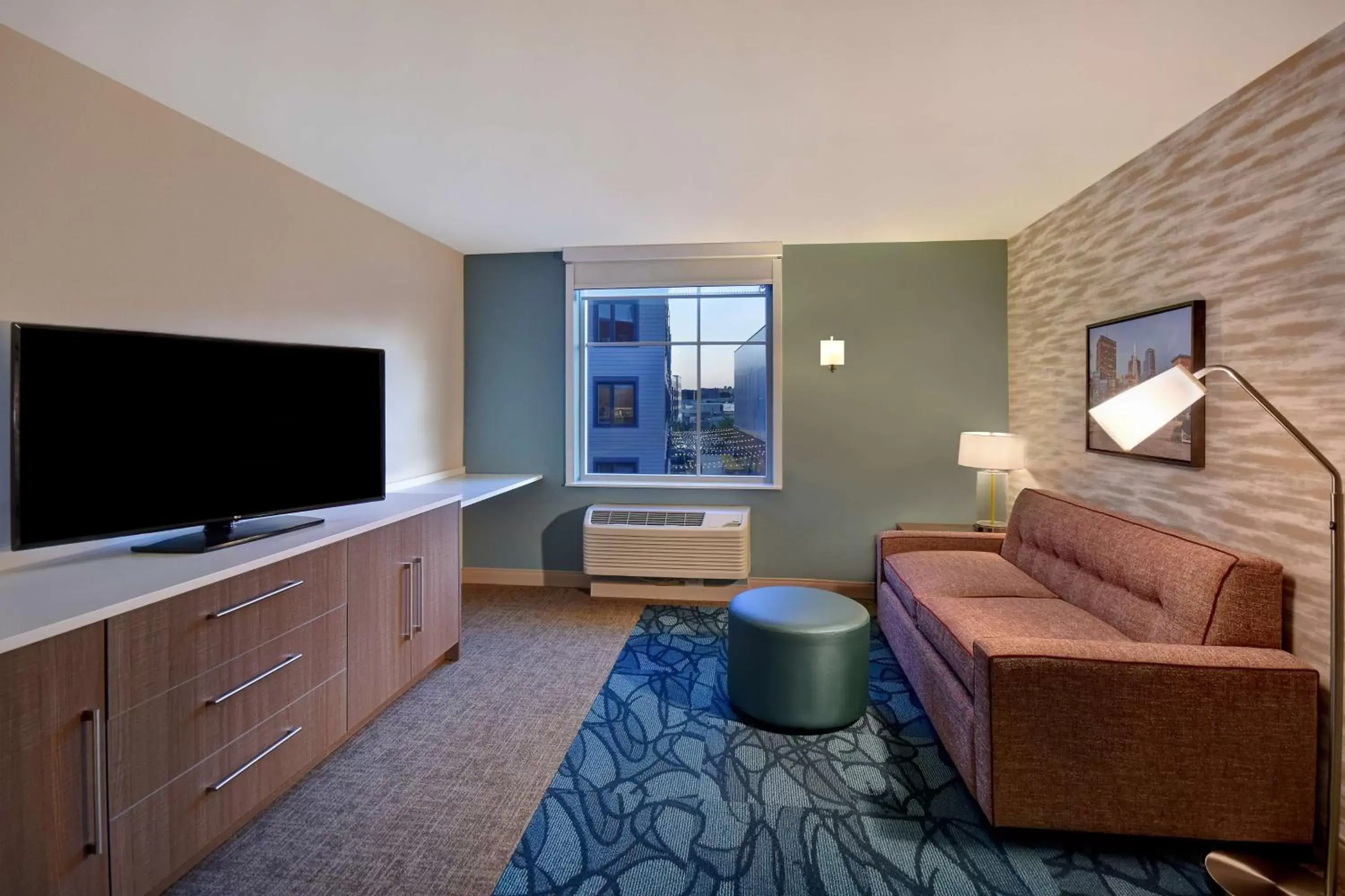 Living room, TV/Entertainment Center in Home2 Suites By Hilton Boston South Bay