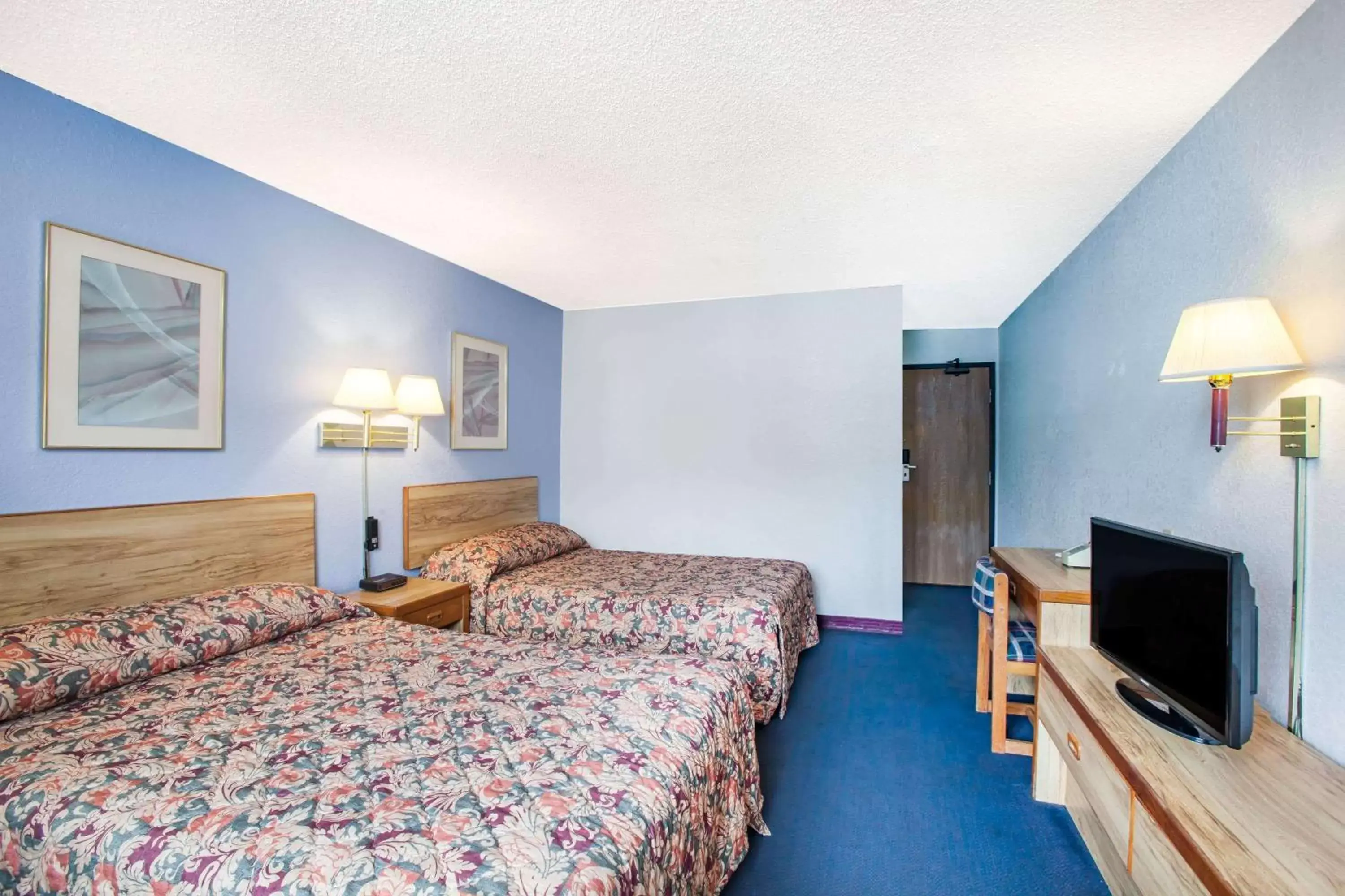 Photo of the whole room, Bed in Super 8 by Wyndham Hot Springs