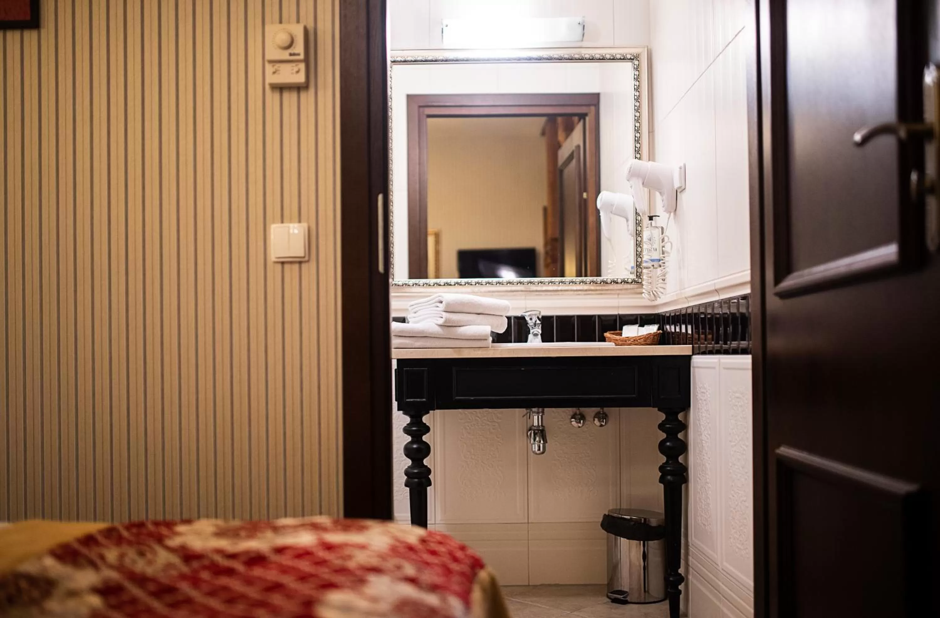Bathroom, Bed in Hotel St. Bruno
