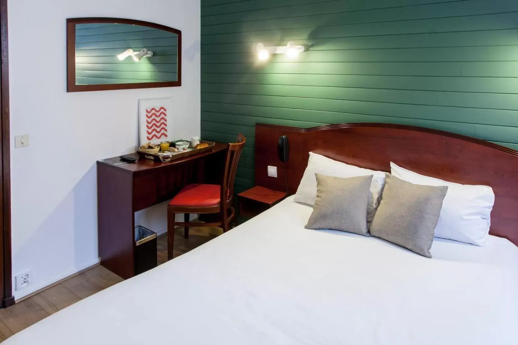 Bedroom, Bed in Grand Hotel De La Poste - Lyon Sud - Vienne