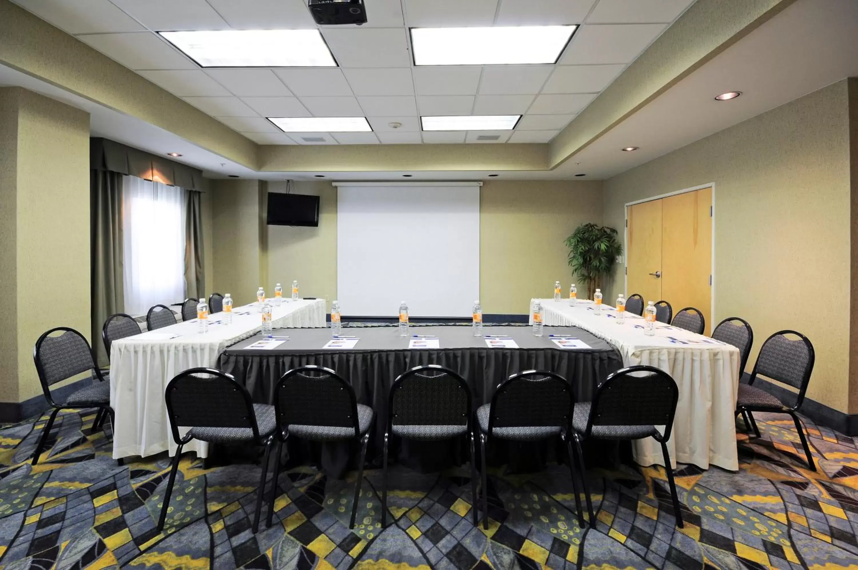 Meeting/conference room in Holiday Inn Express & Suites Toluca Zona Aeropuerto, an IHG Hotel