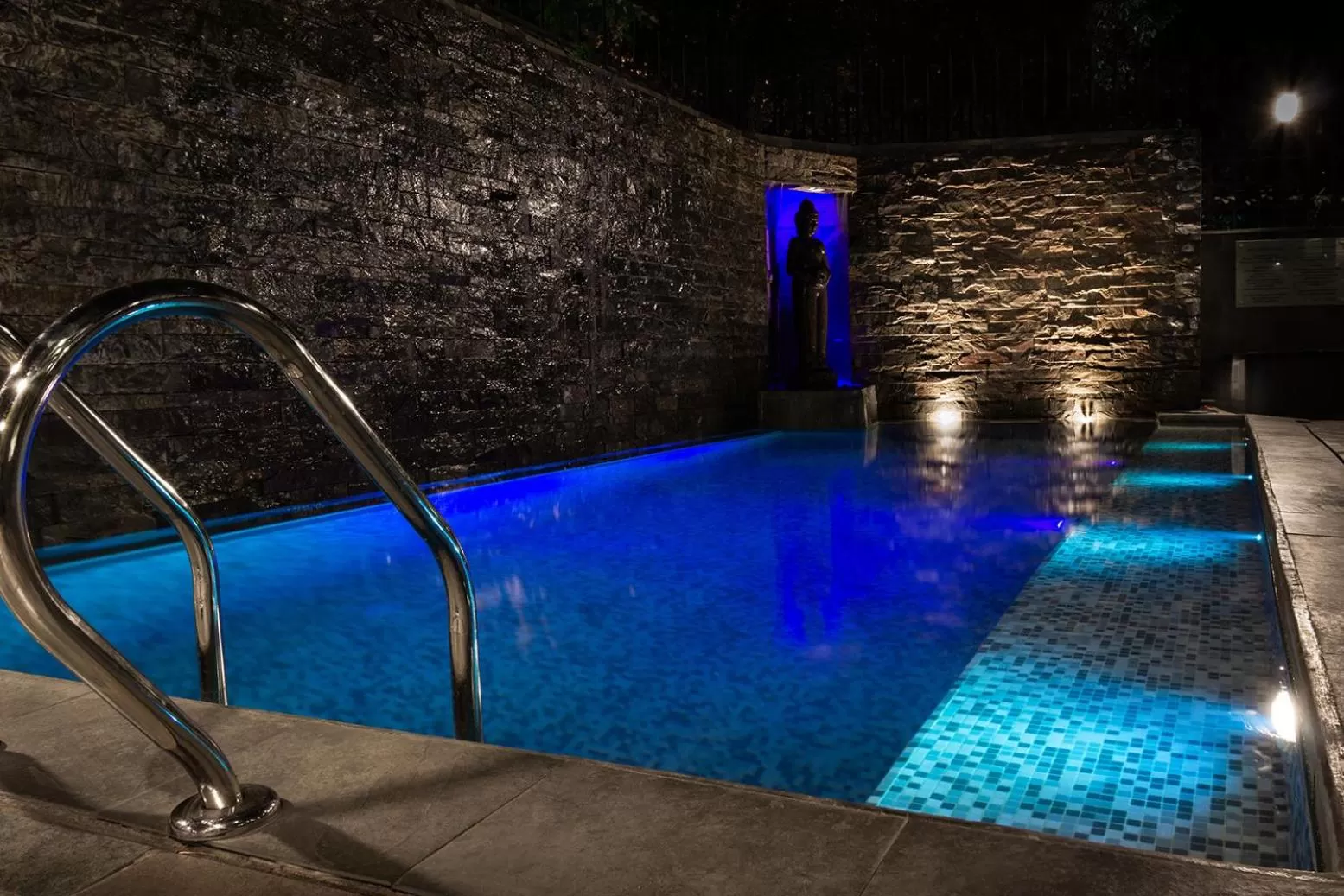 Swimming pool in Wyndham Garden Santiago Kennedy