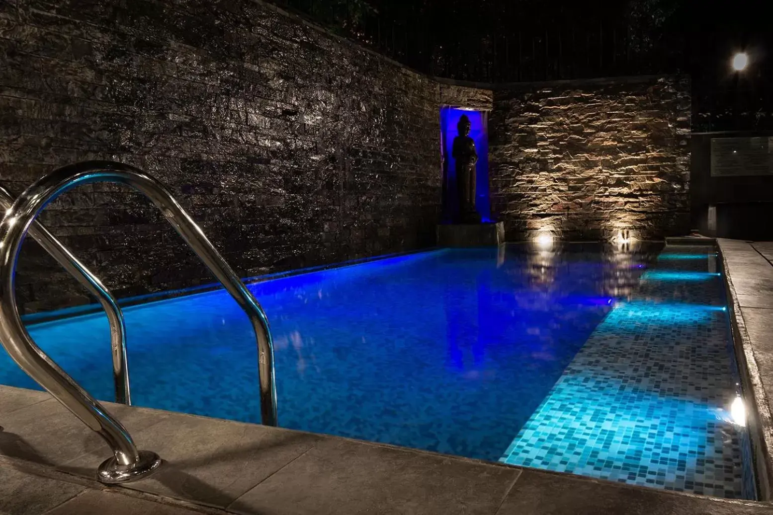 Swimming pool in Wyndham Garden Santiago Kennedy Swimming pool in Wyndham Garden Santiago Kennedy