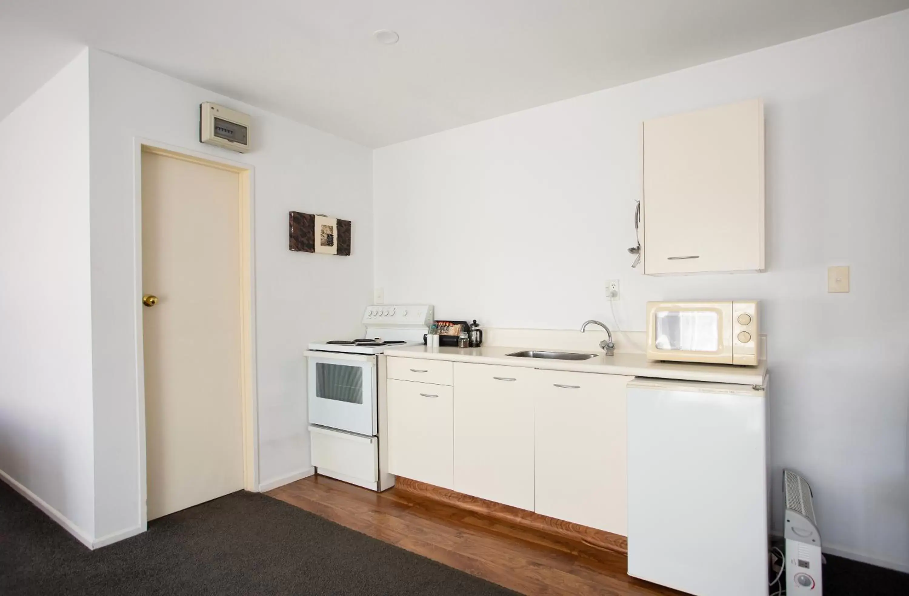 Kitchen/Kitchenette in Casino Court Motor Lodge