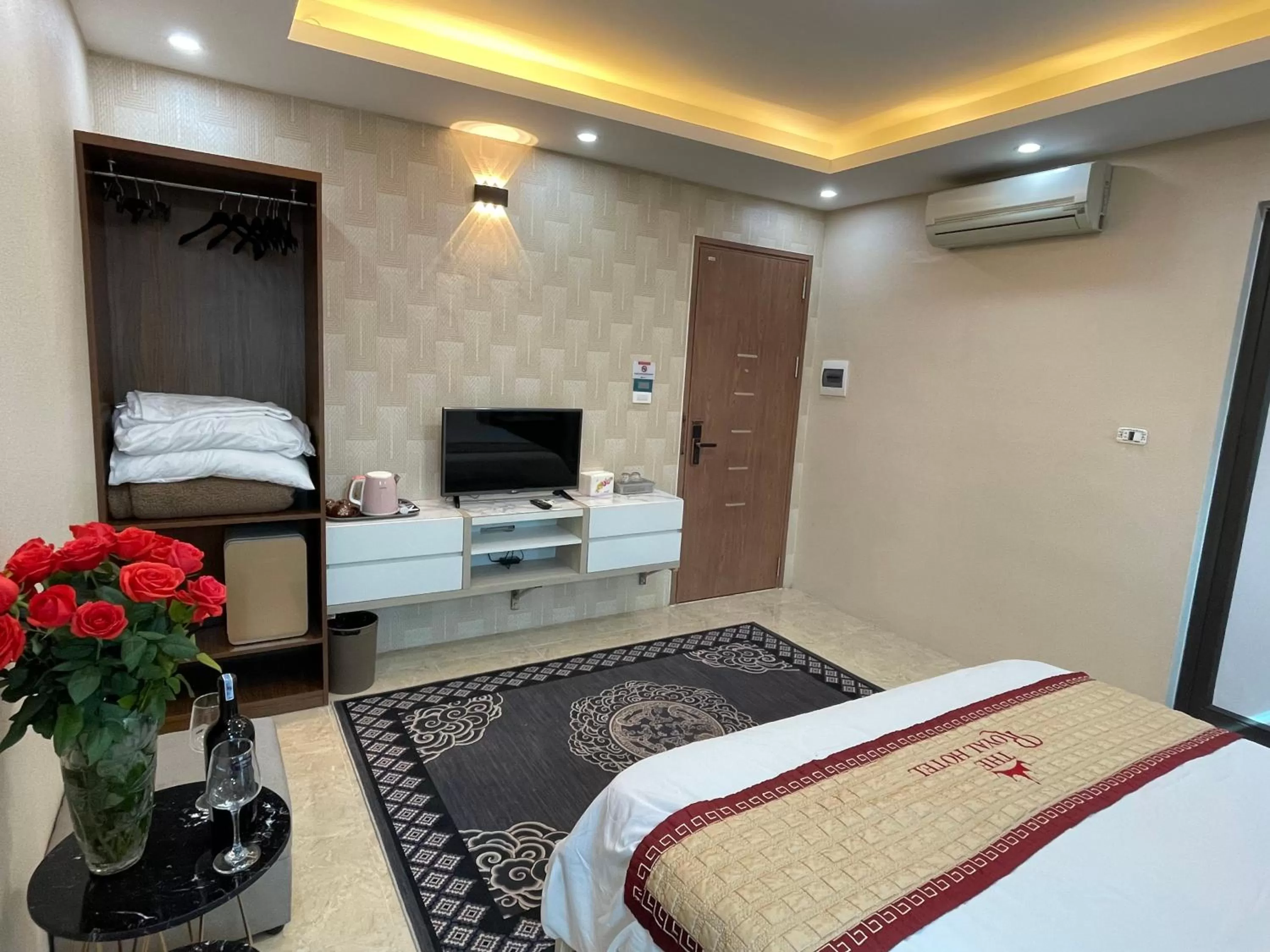 TV and multimedia, Bed in The Royal Hotel Near West Lake