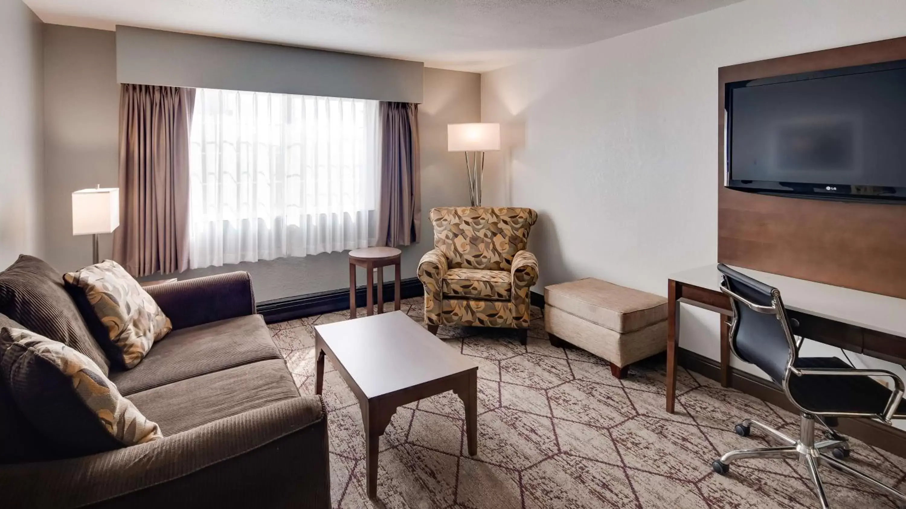 Living room, Seating Area in Best Western Plus Longbranch Hotel & Convention Center