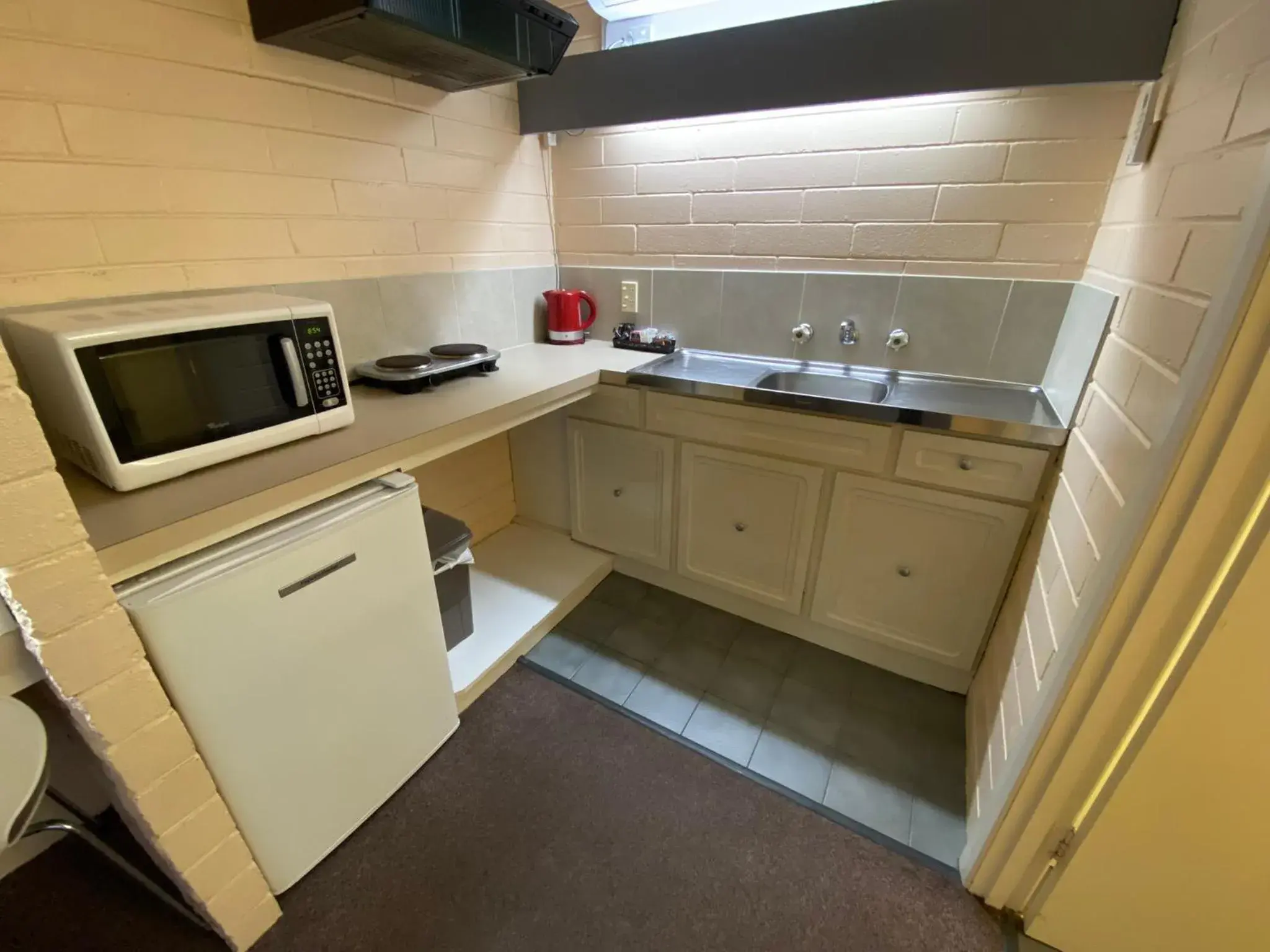 Kitchen or kitchenette, Kitchen/Kitchenette in Mahogany Motel