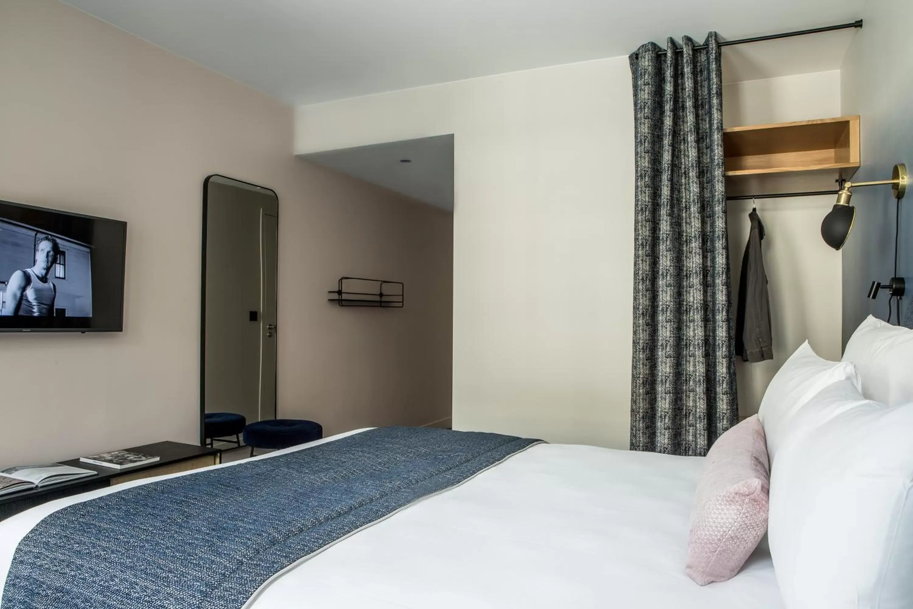 Photo of the whole room, Bed in L'Imprimerie Hôtel Photo of the whole room, Bed in L'Imprimerie Hôtel