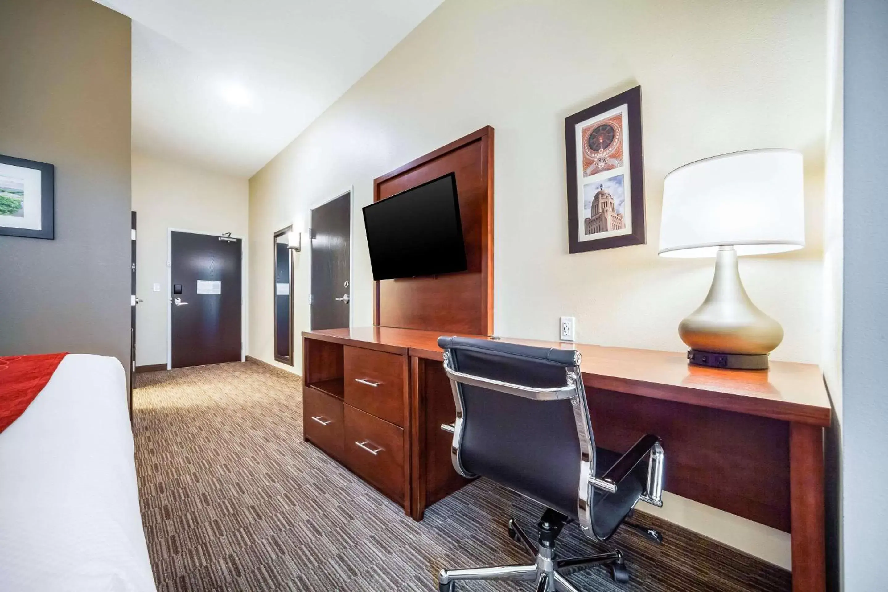 Photo of the whole room, TV/Entertainment Center in Comfort Inn & Suites North Platte I-80