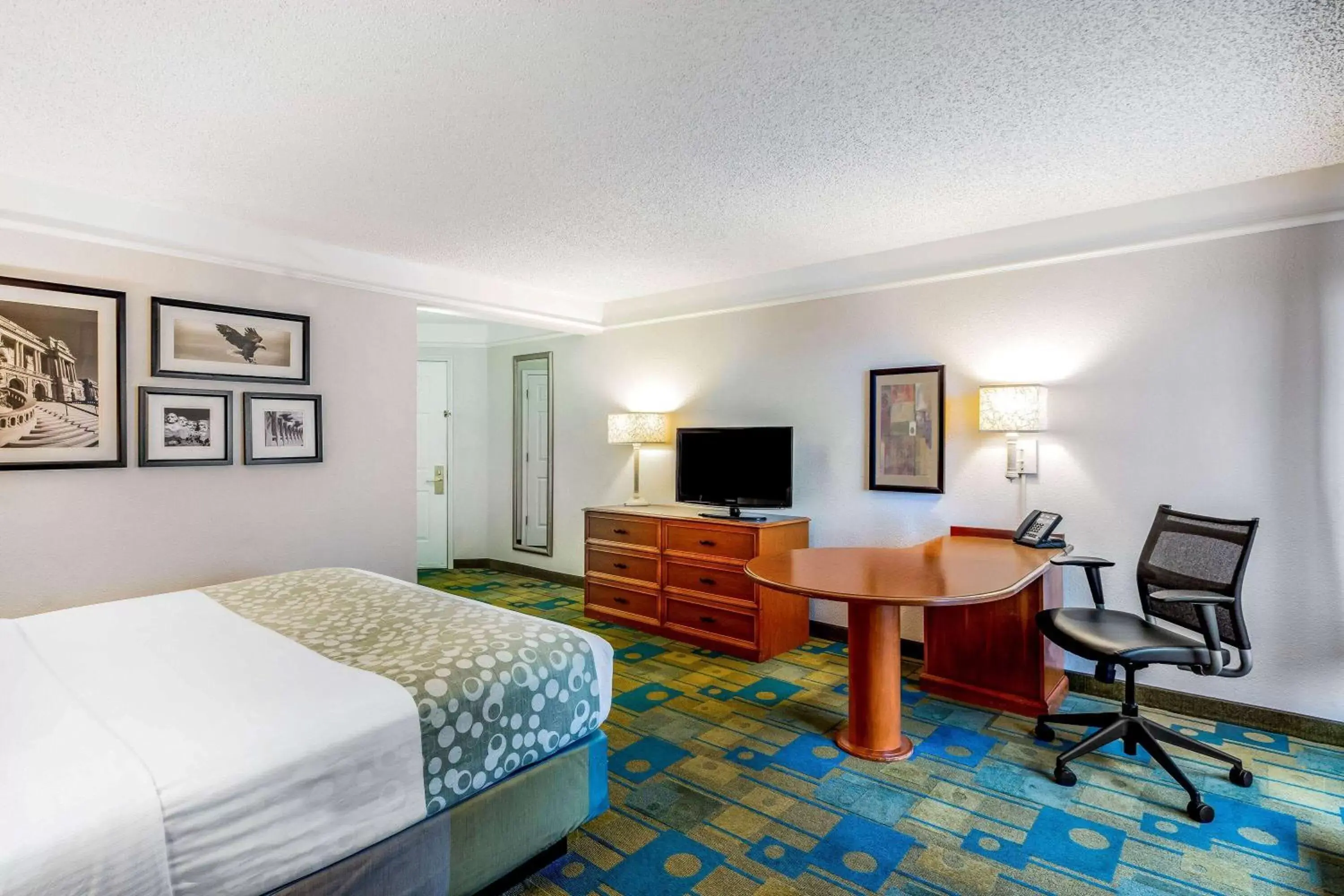 Photo of the whole room in La Quinta by Wyndham Fremont / Silicon Valley