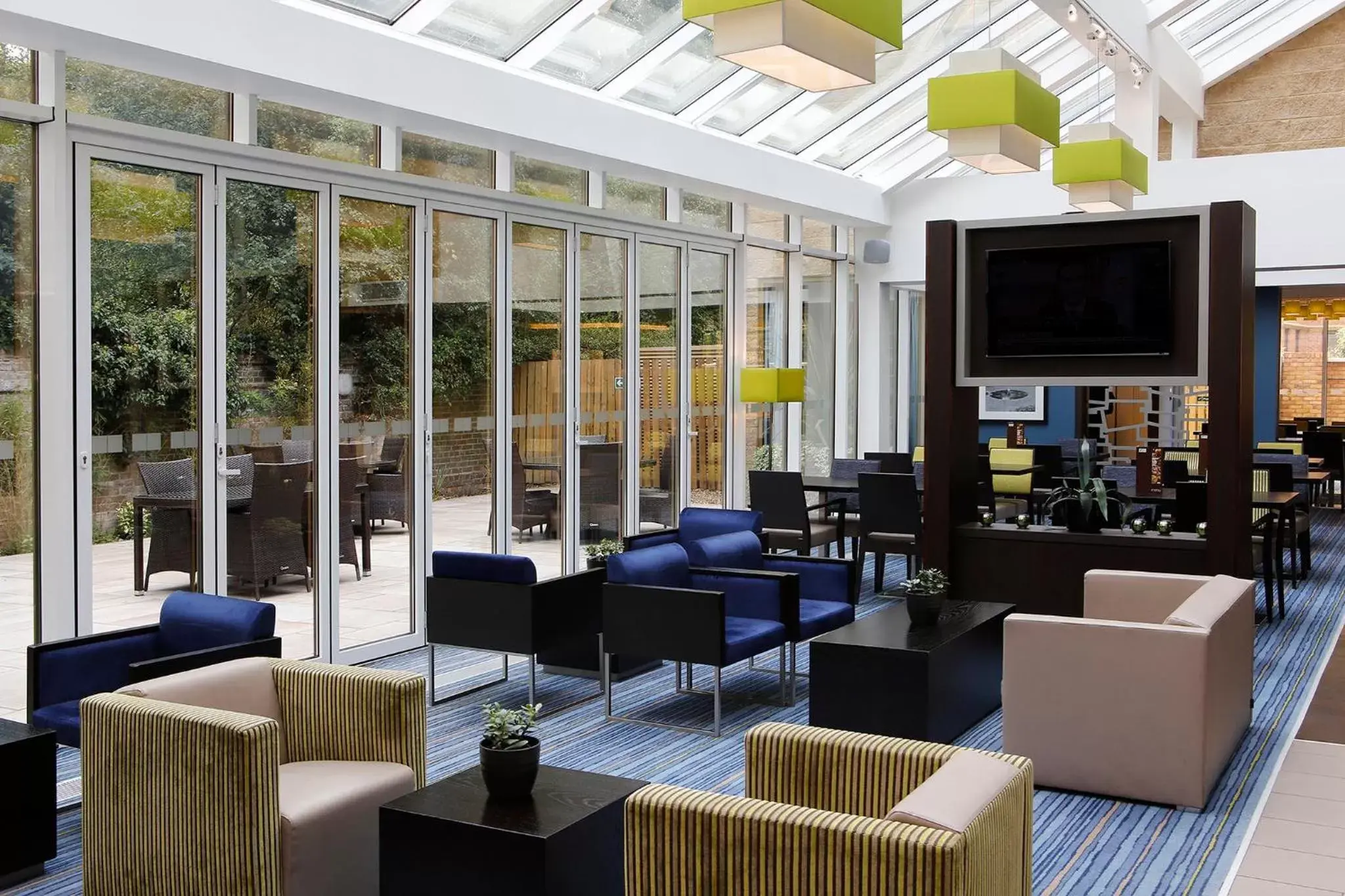 Lobby or reception, Lounge/Bar in Holiday Inn Express Windsor, an IHG Hotel