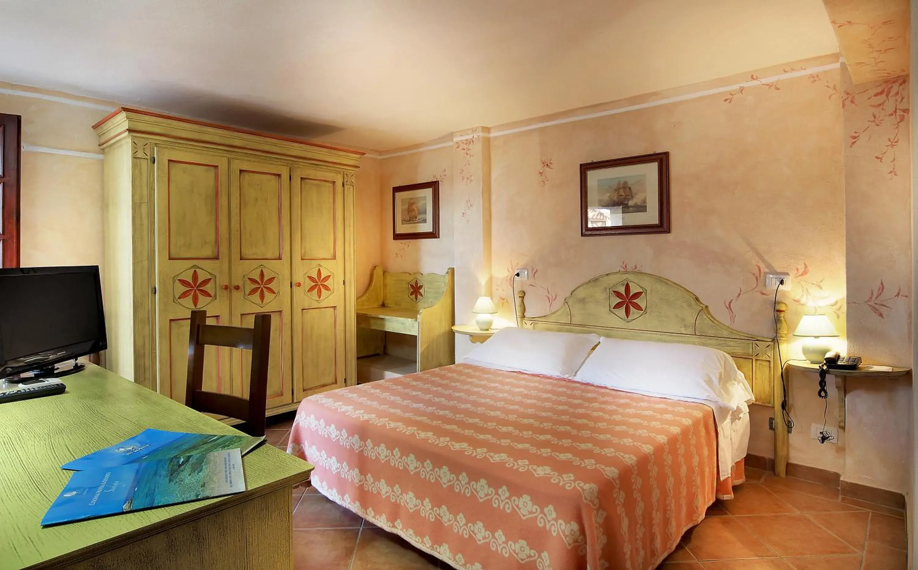 Bedroom, Bed in Colonna Beach Hotel