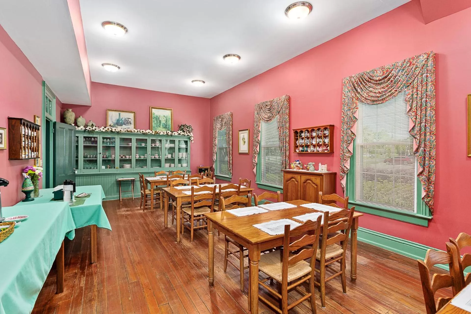 Coffee/tea facilities in Spencer House Inn