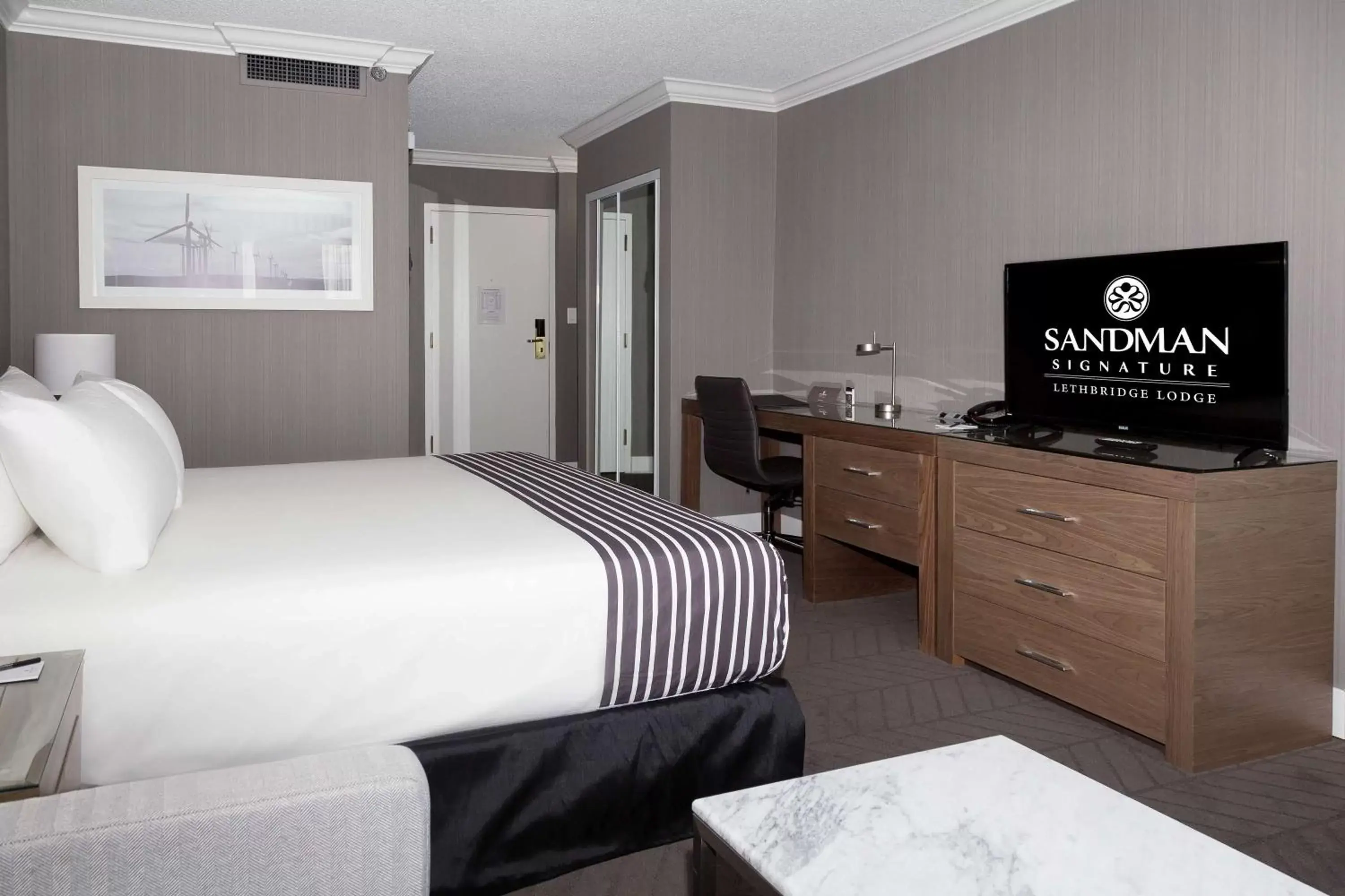 Bedroom, Bed in Sandman Signature Lethbridge Lodge