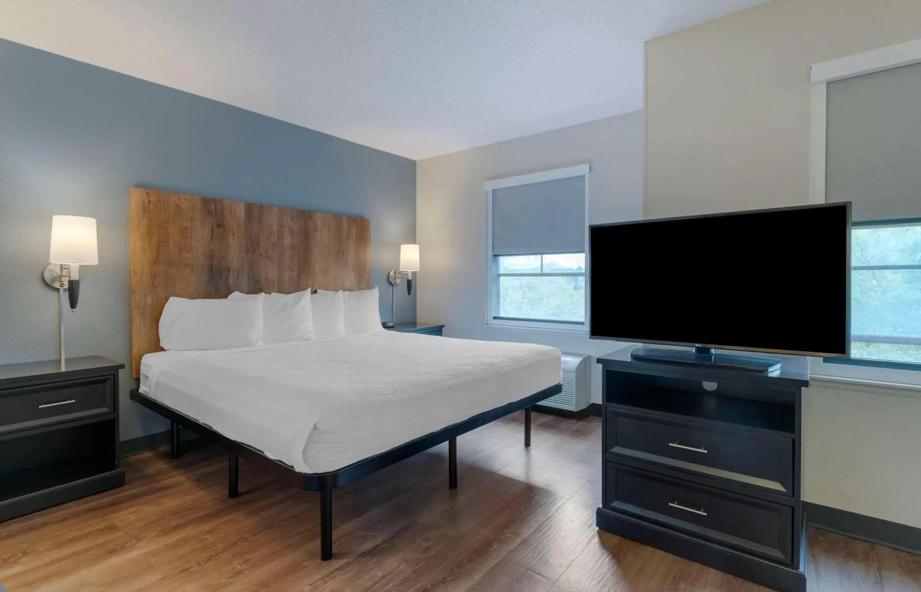 Bedroom, TV/Entertainment Center in Extended Stay America Suites - San Jose - Santa Clara