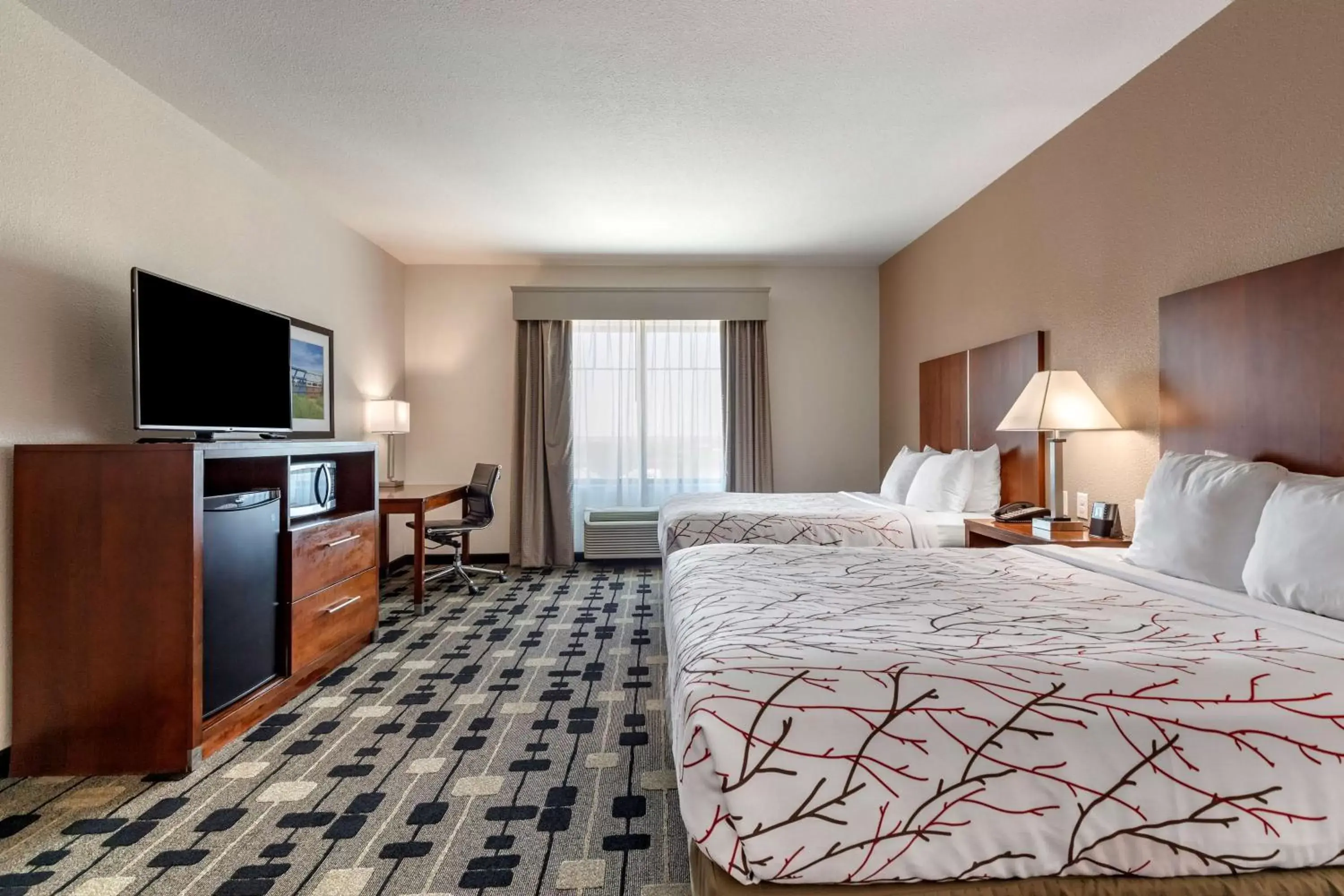 Bedroom, TV/Entertainment Center in Best Western Plus Big Lake Inn