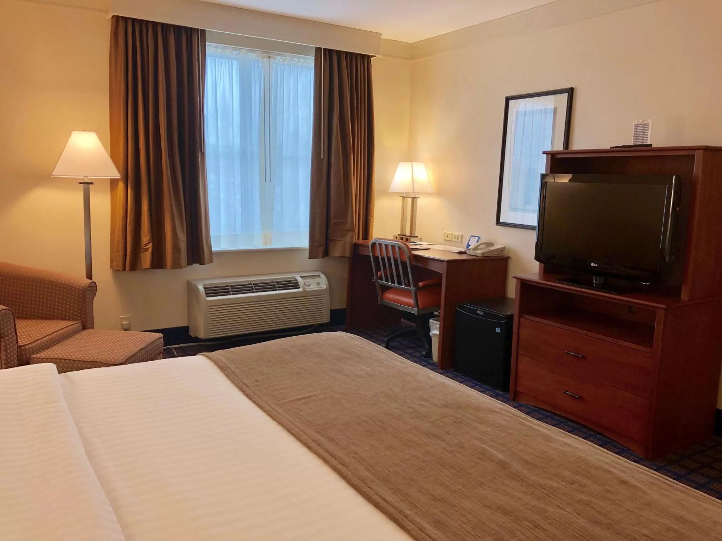 Bedroom, TV/Entertainment Center in Baymont by Wyndham Grand Rapids SW/Byron Center