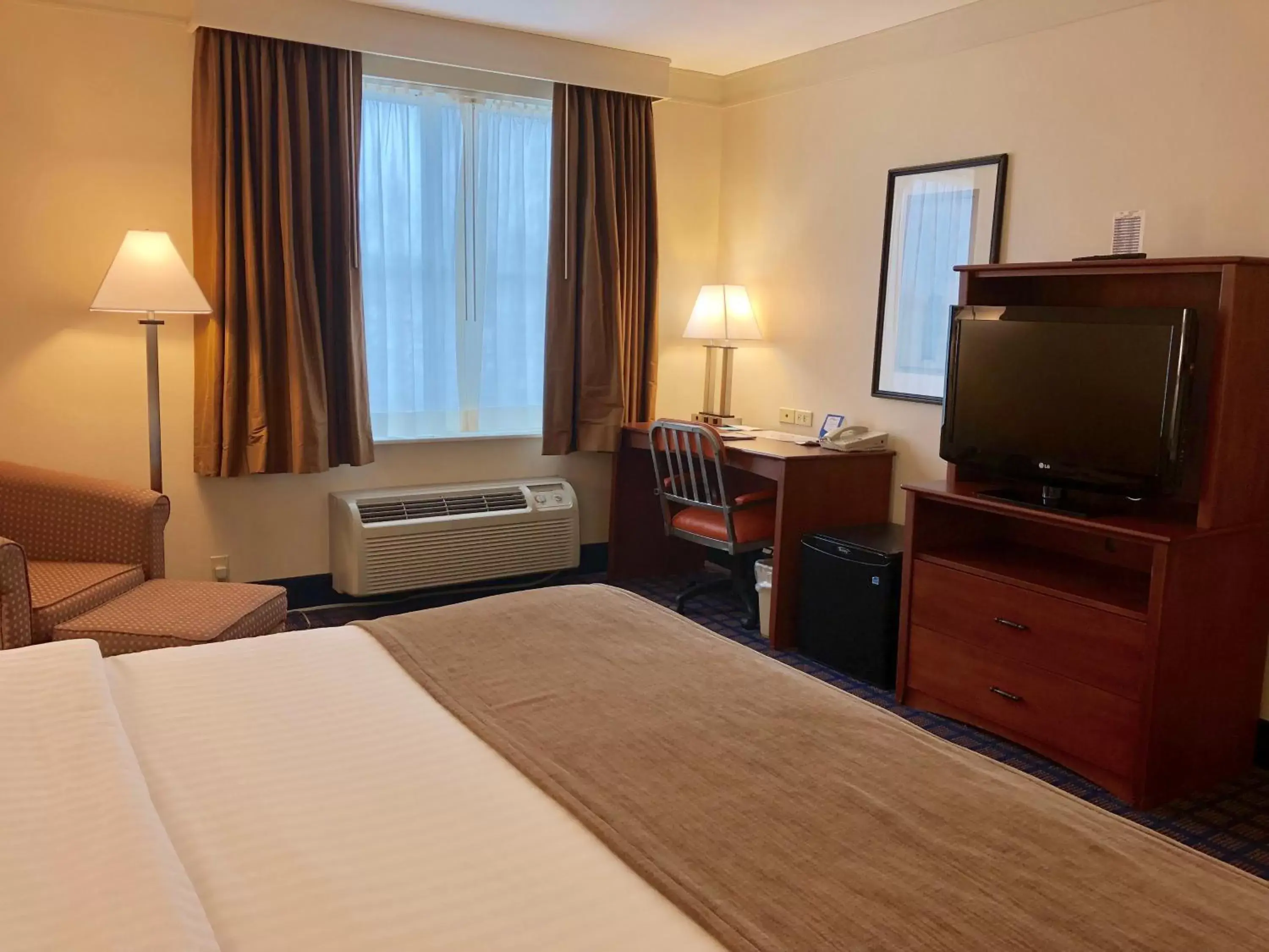 Bedroom, TV/Entertainment Center in Baymont by Wyndham Grand Rapids SW/Byron Center Bedroom, TV/Entertainment Center in Baymont by Wyndham Grand Rapids SW/Byron Center