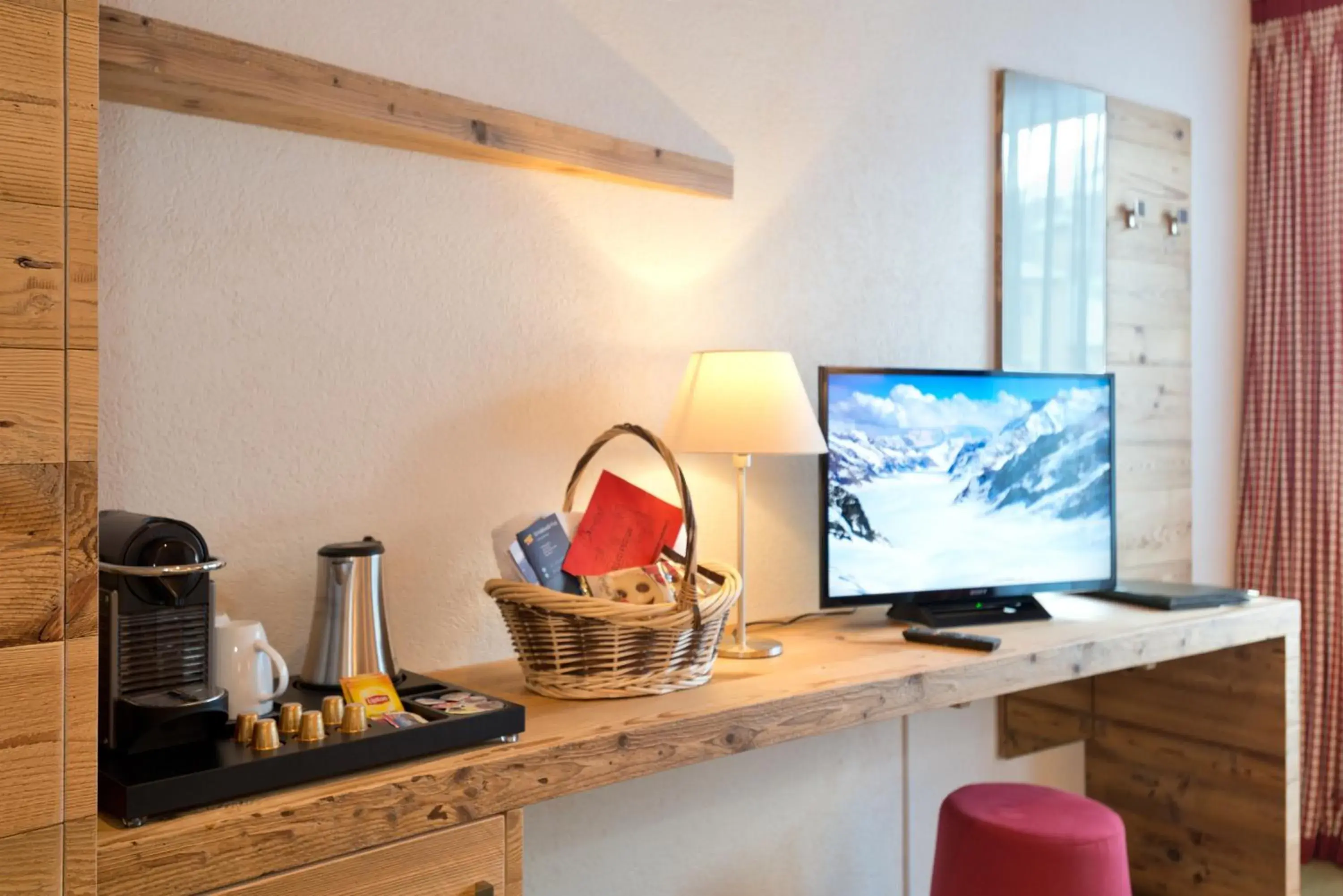 Photo of the whole room, TV/Entertainment Center in Hotel Bernerhof Grindelwald