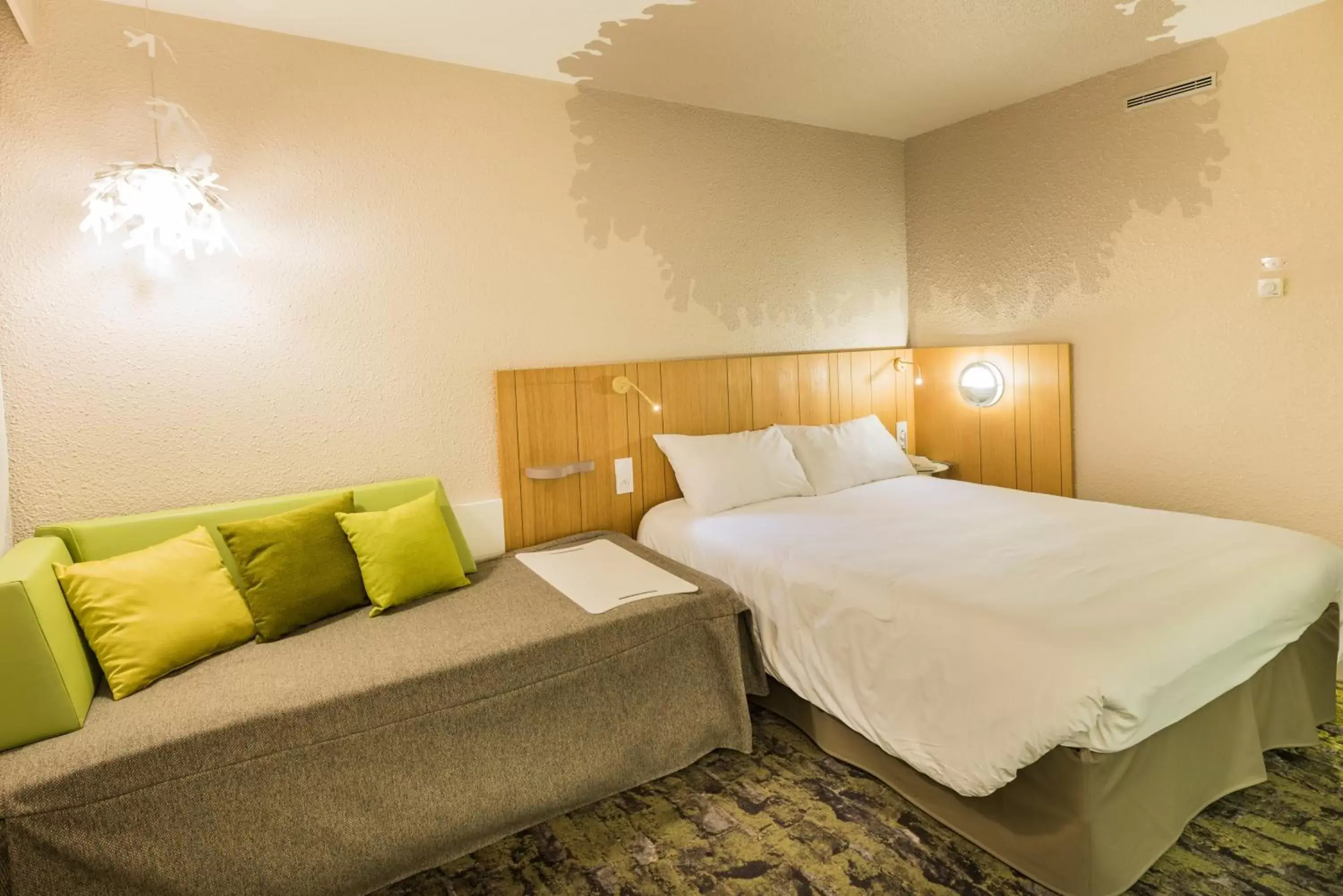 Bedroom, Bed in ibis Styles Tours Sud