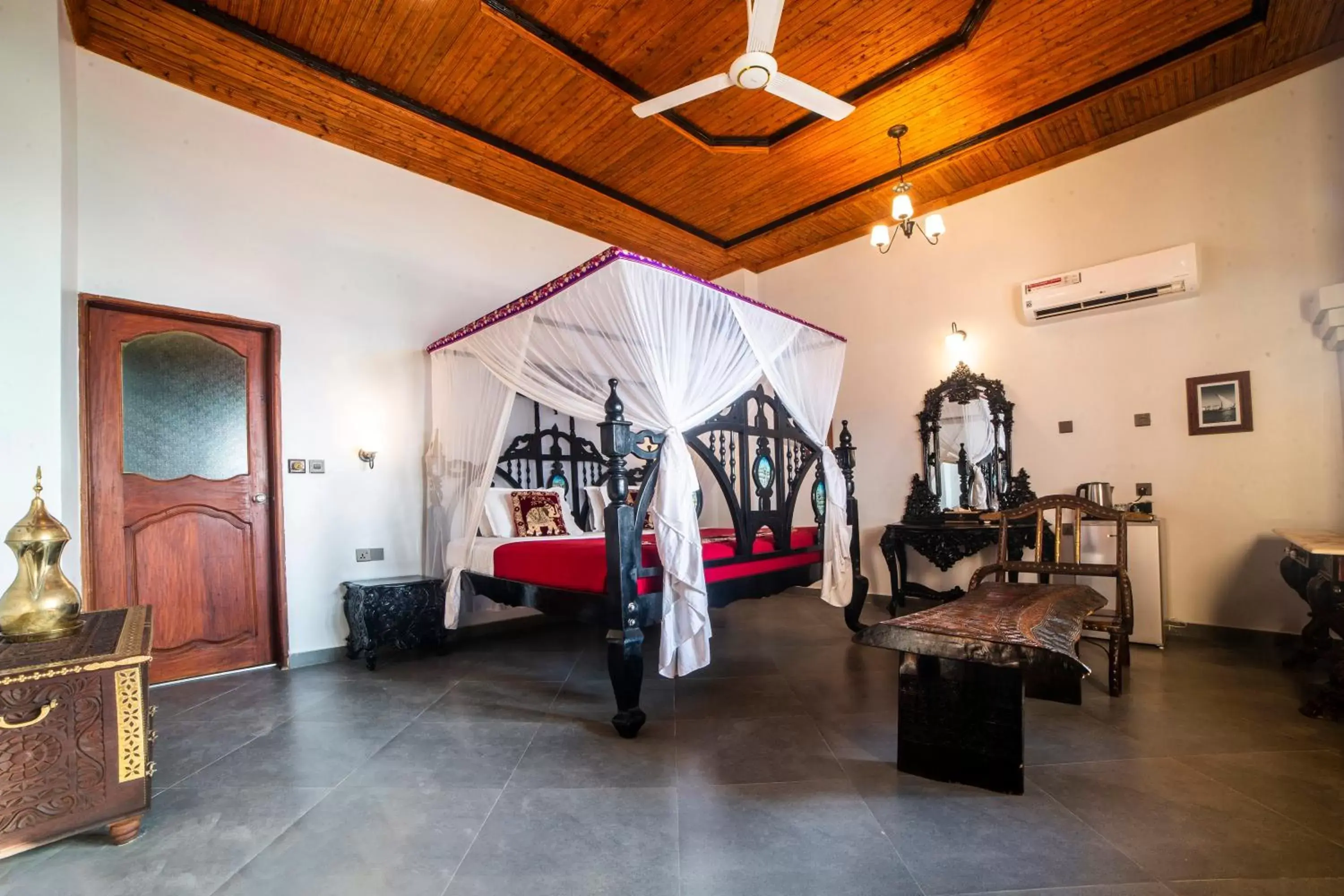 Deluxe Suite with Balcony & Beach View - single occupancy in Tembo House Hotel