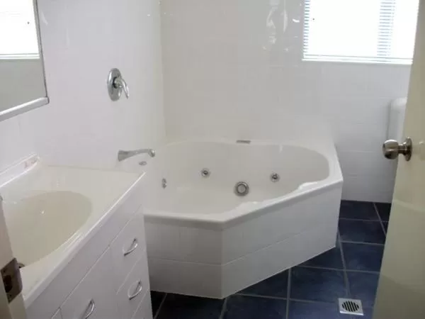 Bathroom in Eastland Pacific Motel