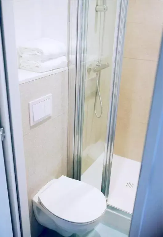 Shower, Bathroom in Kyriad Direct Nevers Nord - Varennes Vauzelles