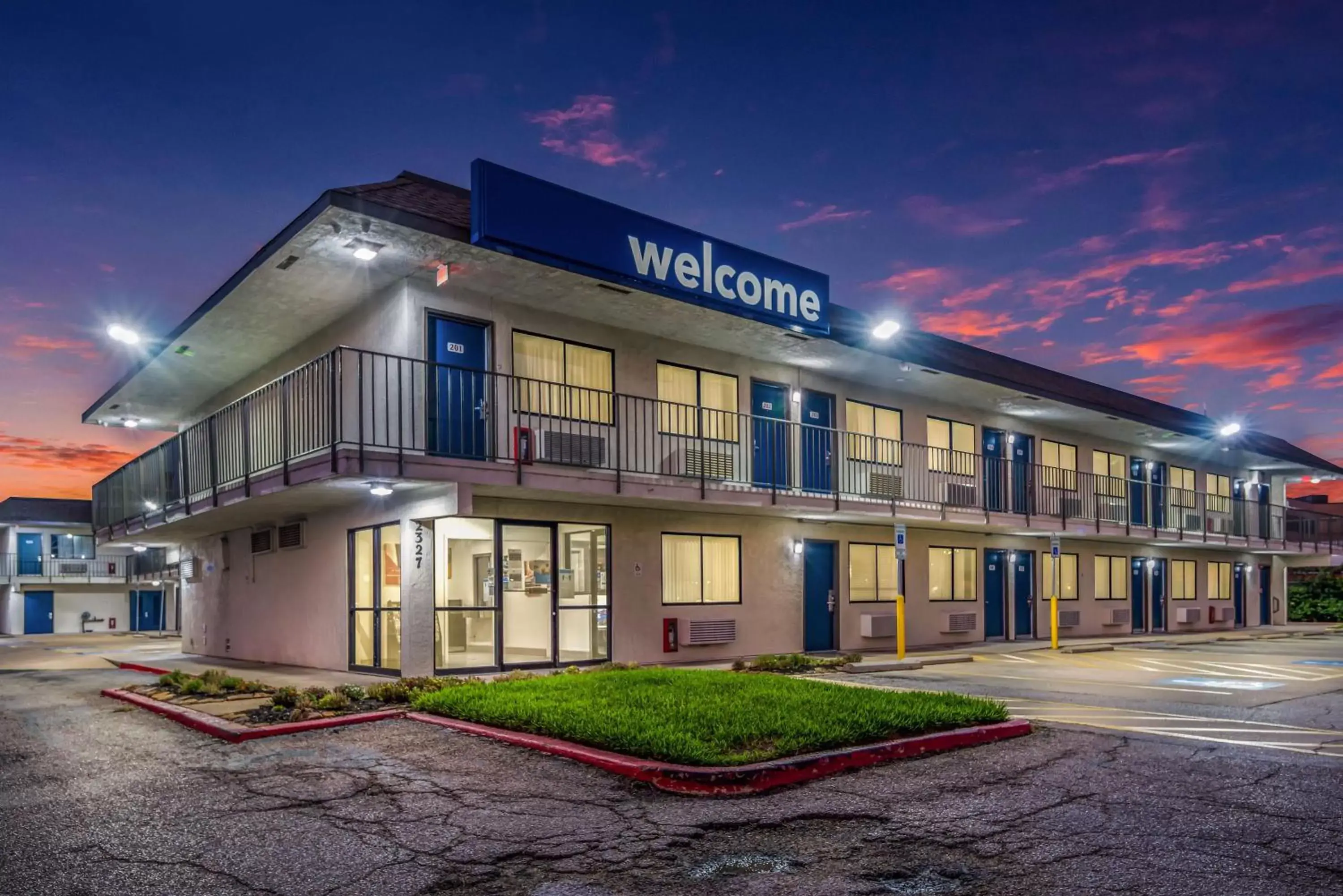Property building in Motel 6-College Station, TX - Bryan Property building in Motel 6-College Station, TX - Bryan