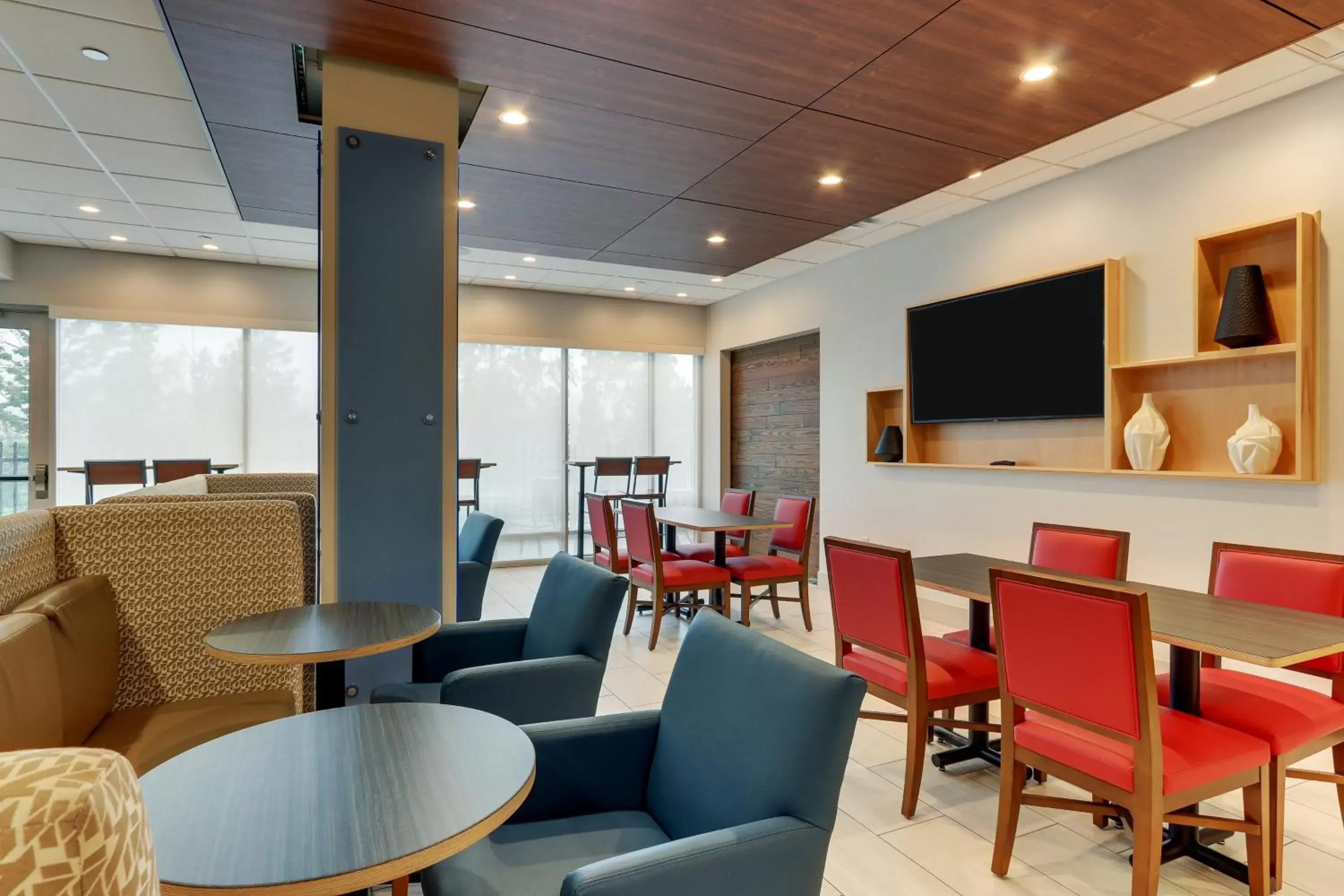 Breakfast, Lounge/Bar in Holiday Inn Express & Suites - Saugerties - Hudson Valley, an IHG Hotel