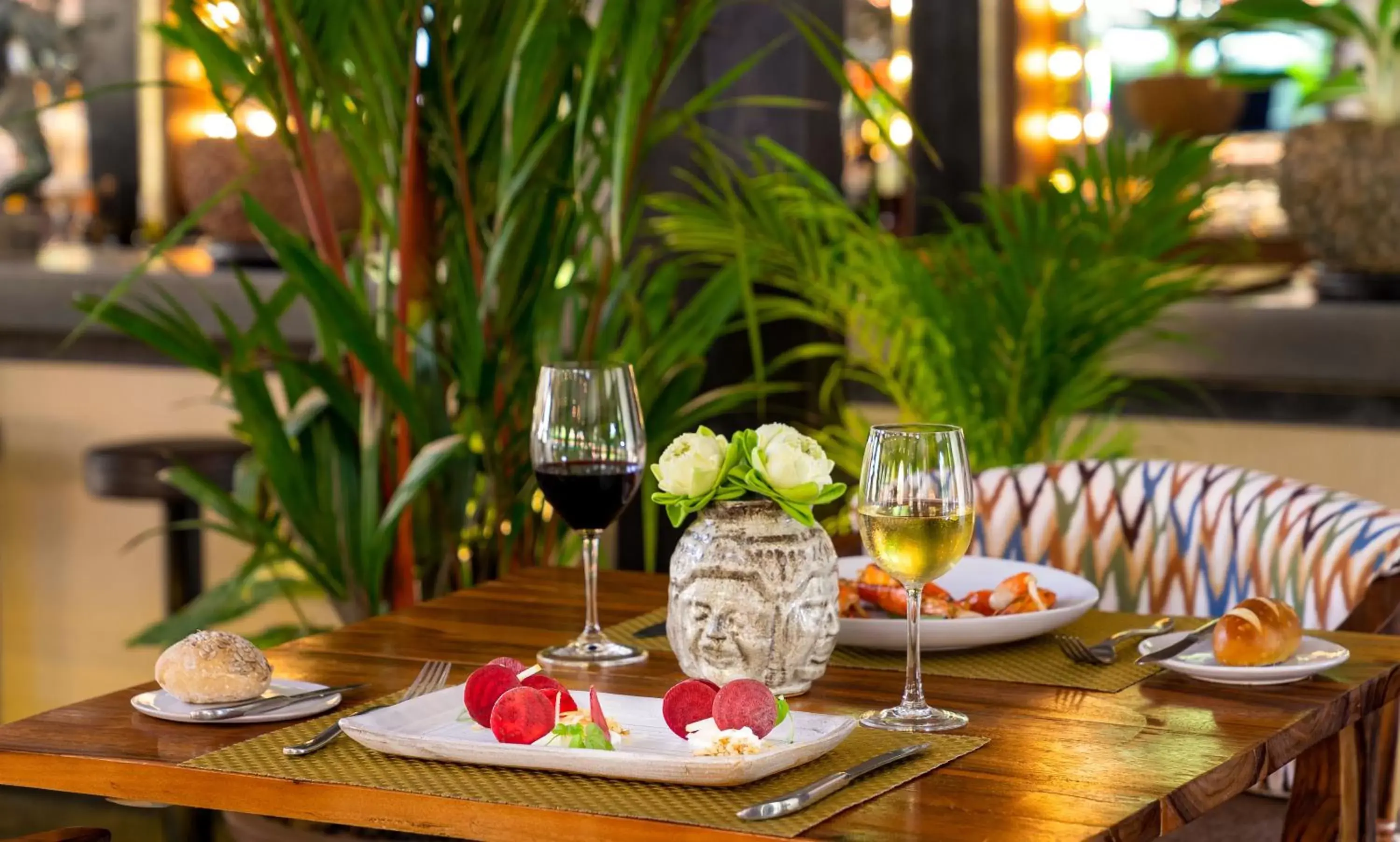 Restaurant/places to eat in Heritage Suites Hotel Restaurant/places to eat in Heritage Suites Hotel