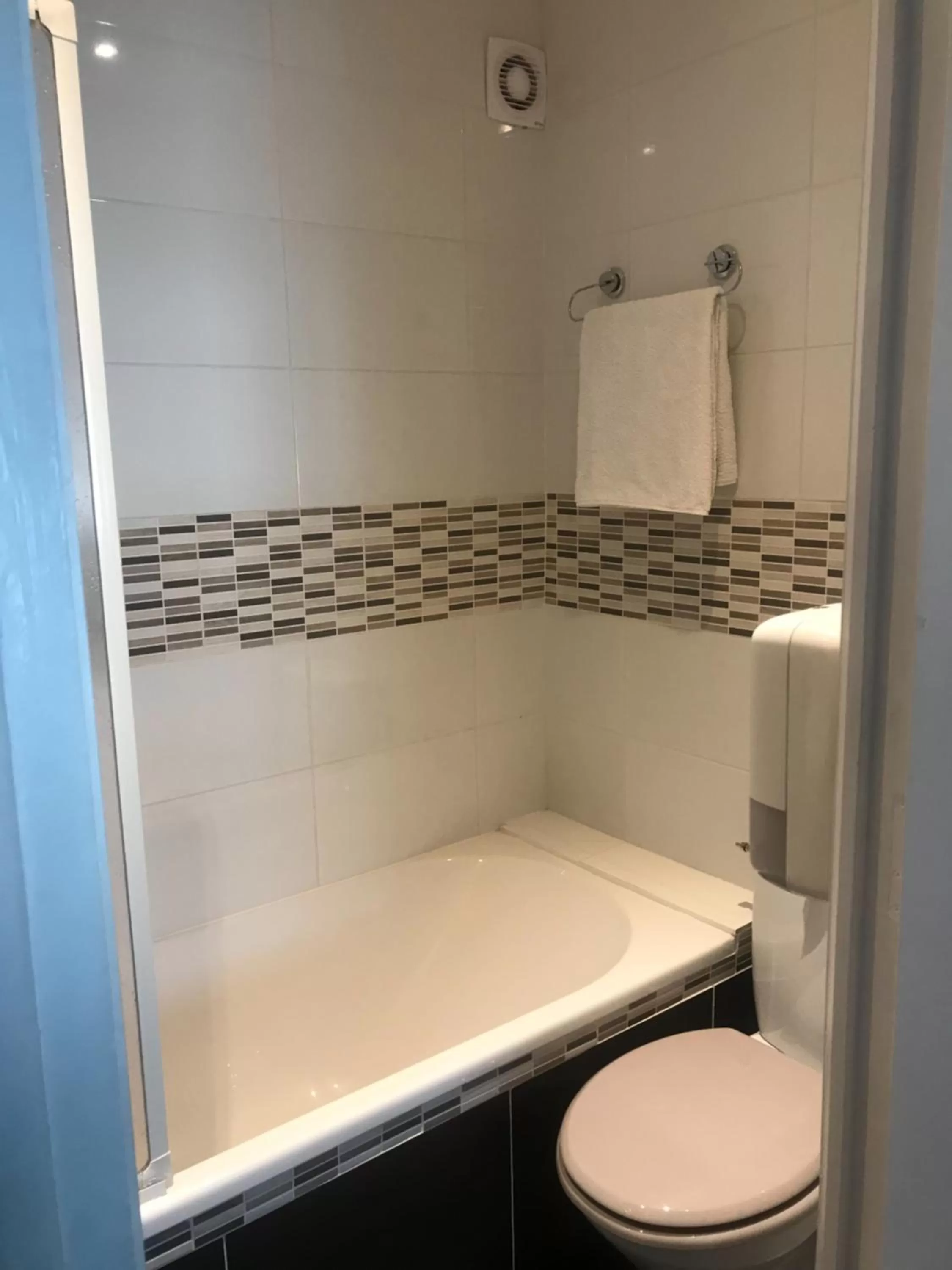 Double Room with Bath in Hotel Bernieres