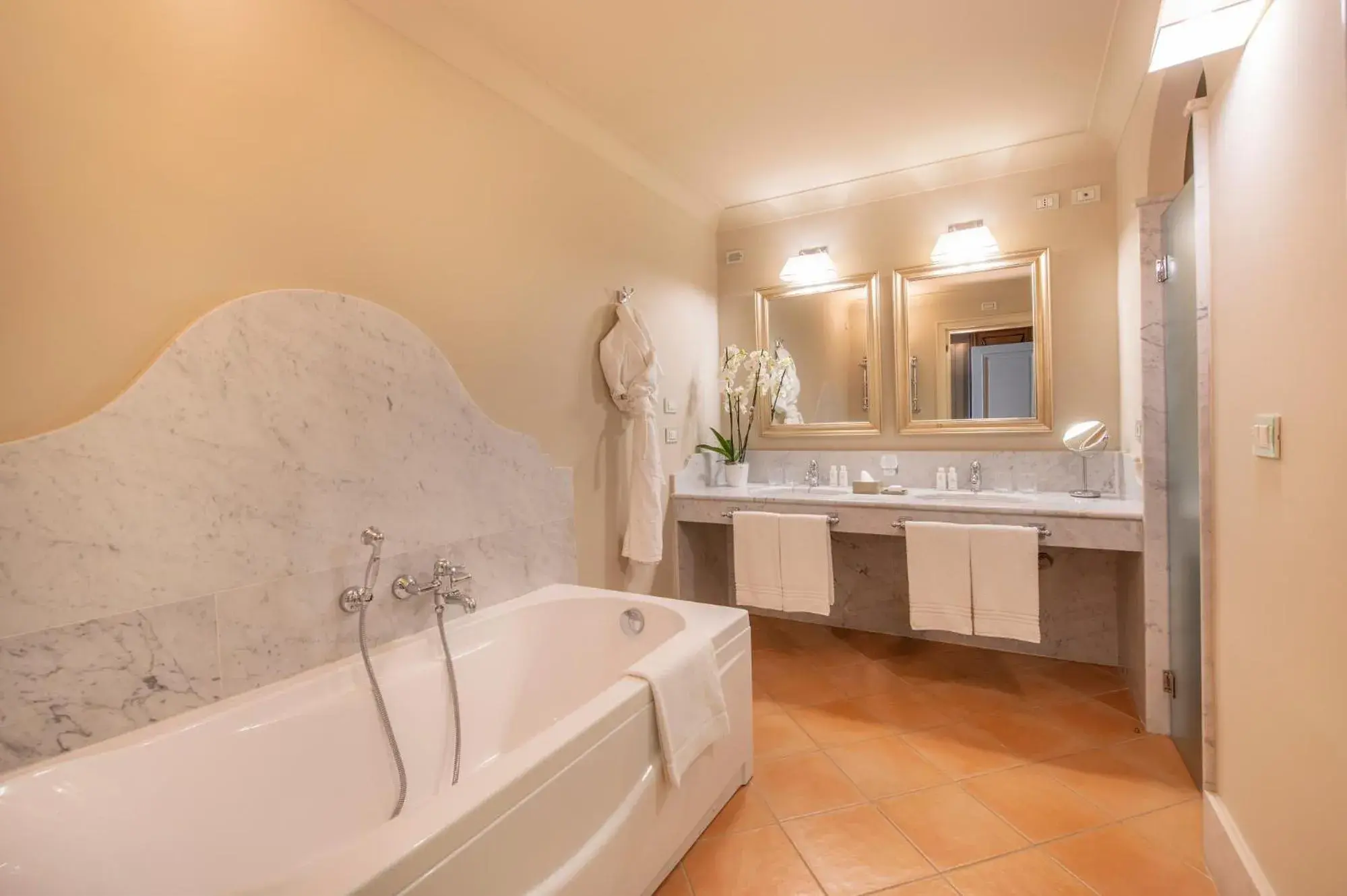 Bathroom in Almar Giardino di Costanza Resort