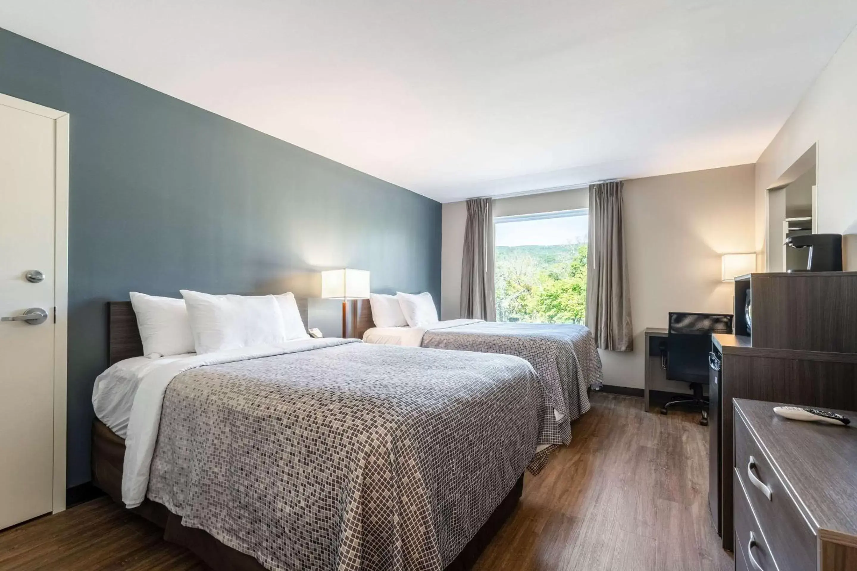 Photo of the whole room, Bed in Econo Lodge Photo of the whole room, Bed in Econo Lodge