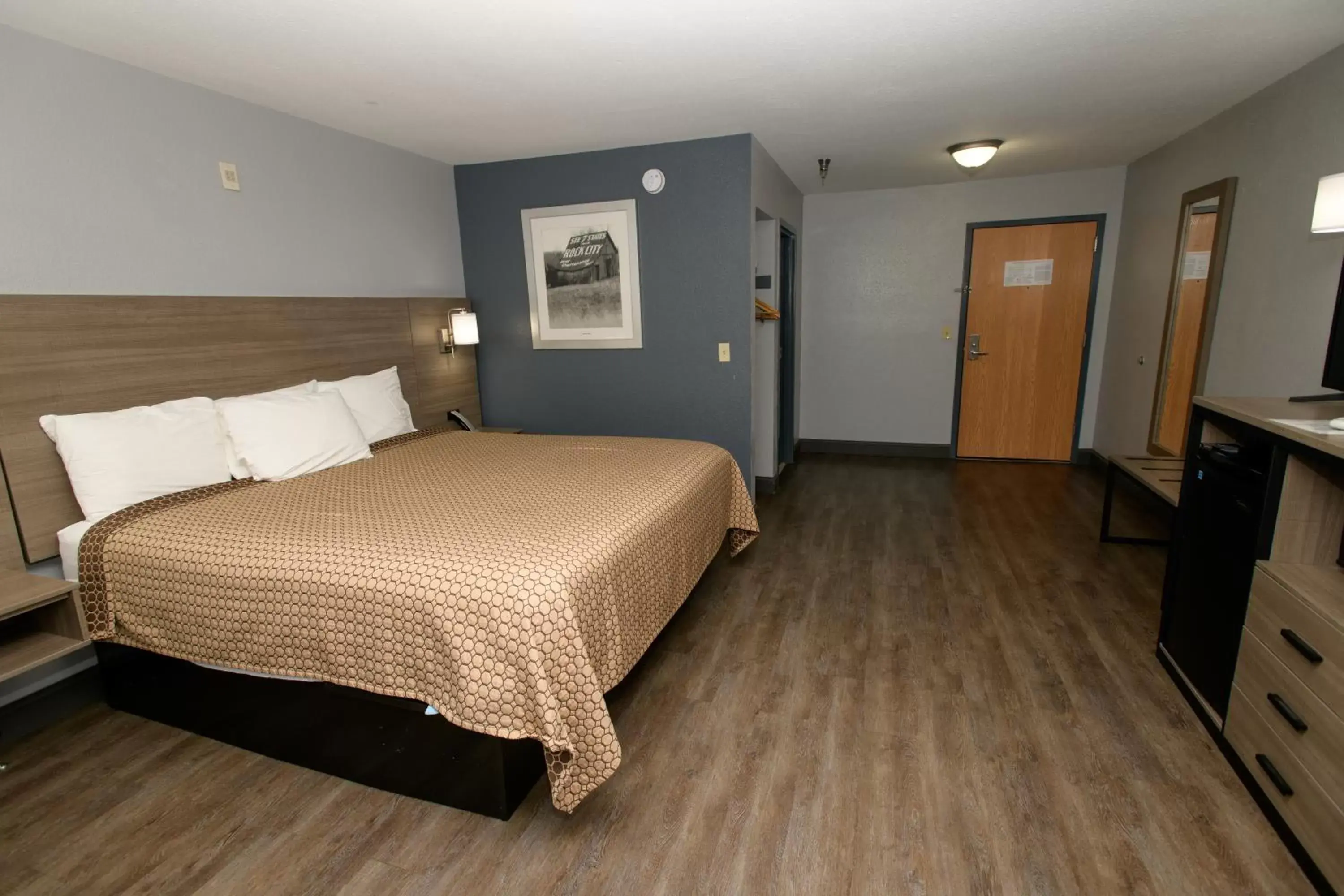 Photo of the whole room, Bed in HomeTown Inn-Ringgold