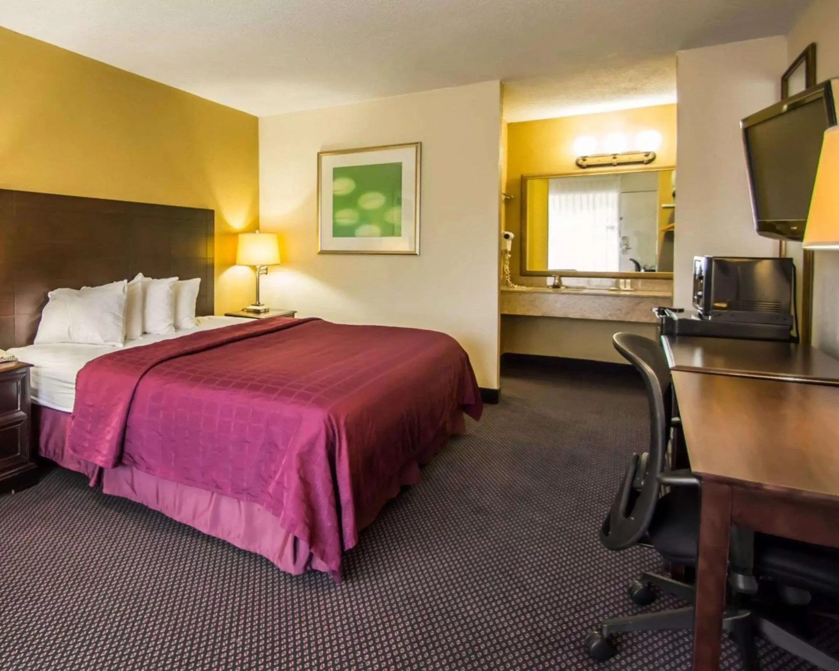 King Room with Tub - Mobility Accessible/Non Smoking in Quality Inn Alachua - Gainesville Area King Room with Tub - Mobility Accessible/Non Smoking in Quality Inn Alachua - Gainesville Area